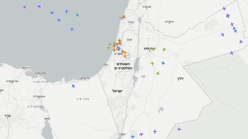מפת טיסות חיה של ישראל: סמלי מטוסים צבעוניים לפי גובה סביב נתב״ג