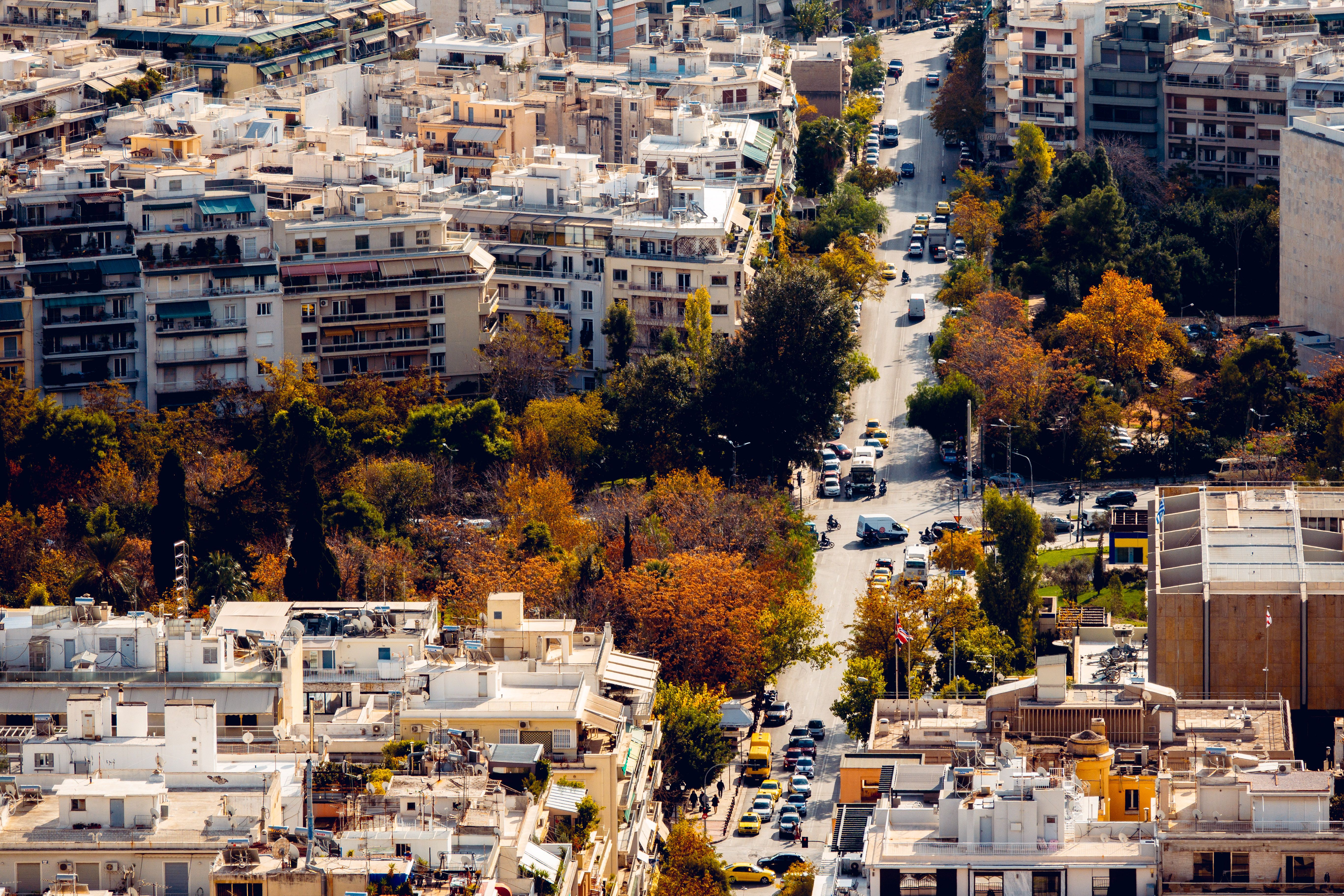 אתונה: Stunning aerial view of Athens showing a vibrant cityscape with autumn colors.