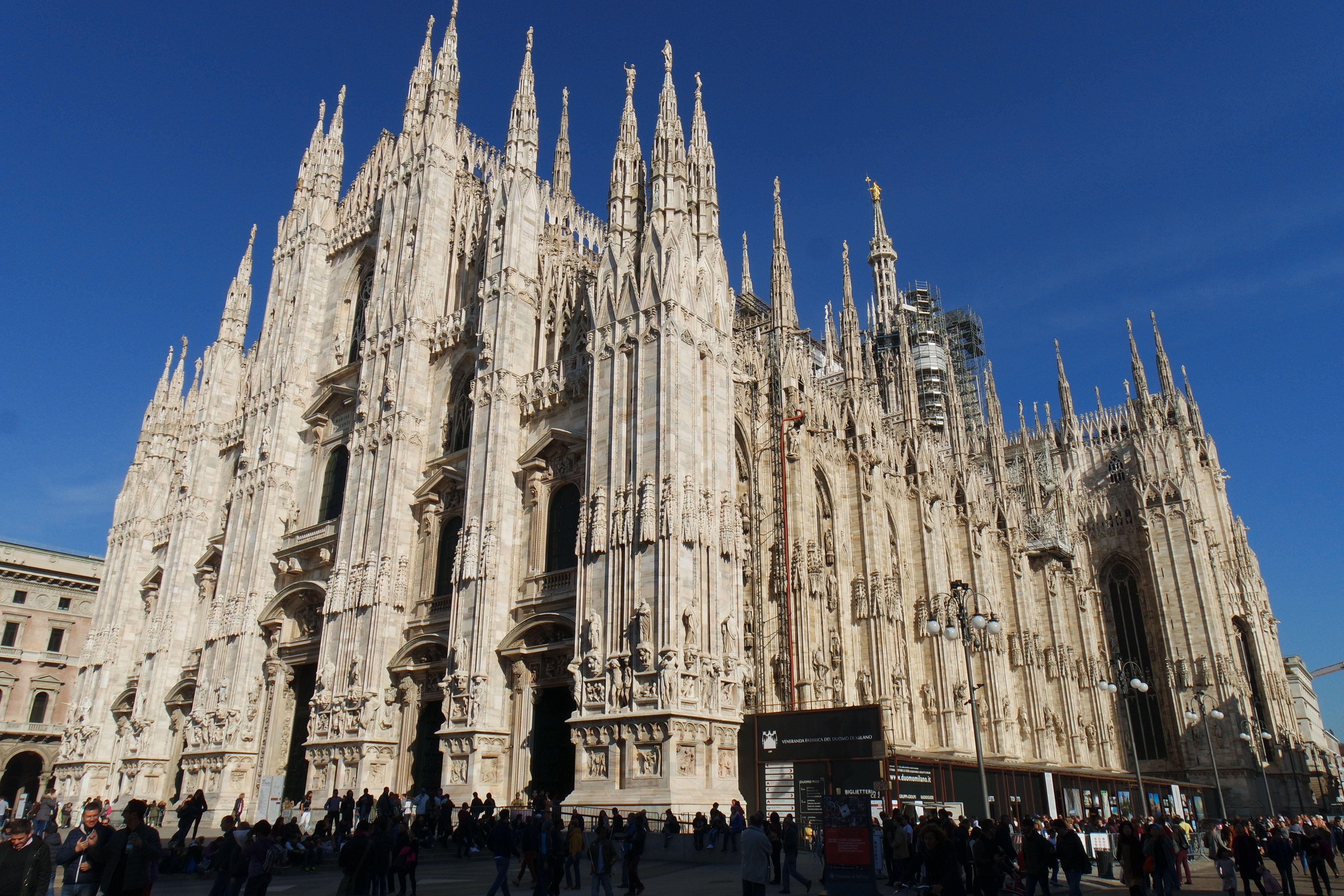 מילאנו: Explore the stunning Gothic architecture of the Duomo di Milano, Italy's iconic cathedral.