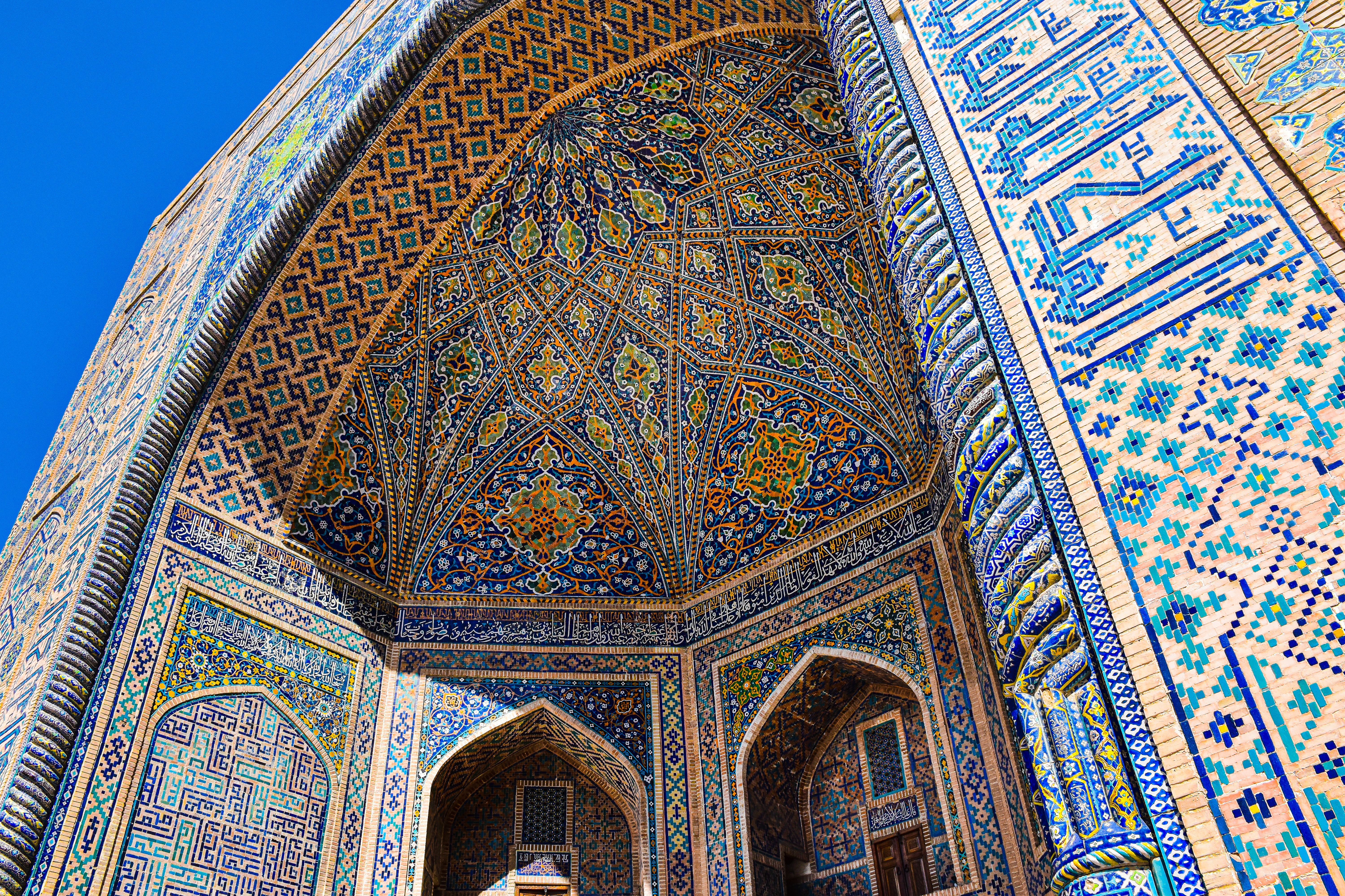 סמרקנד: Discover the ornate tilework and Islamic architecture of Registan Square, Samarkand, Uzbekistan.