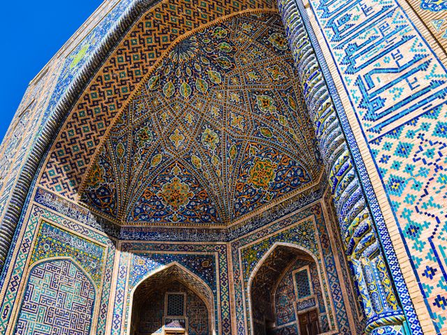 סמרקנד: Discover the ornate tilework and Islamic architecture of Registan Square, Samarkand, Uzbekistan.