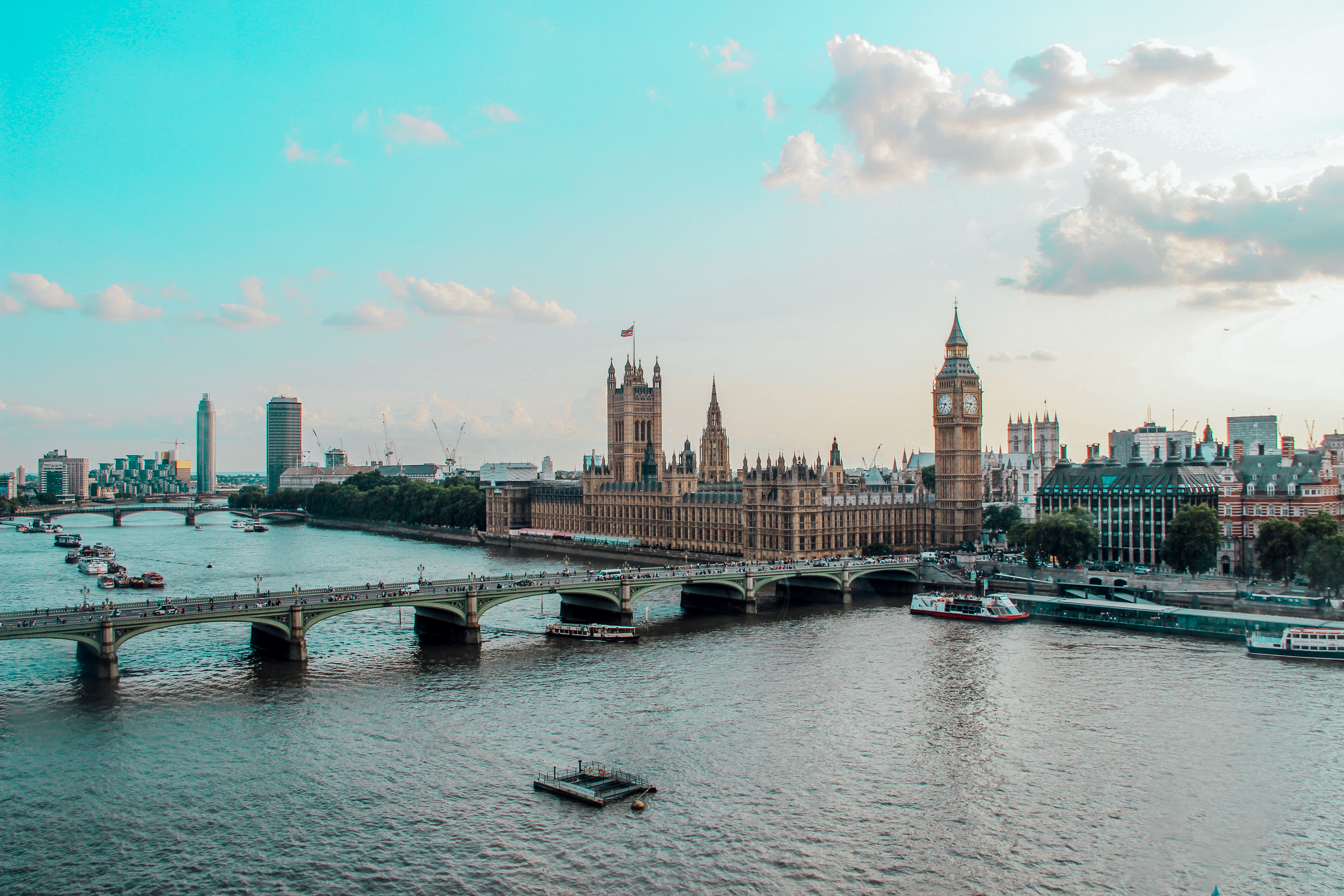 לונדון: Captivating aerial view of Westminster Palace, Big Ben, and River Thames in London, UK.