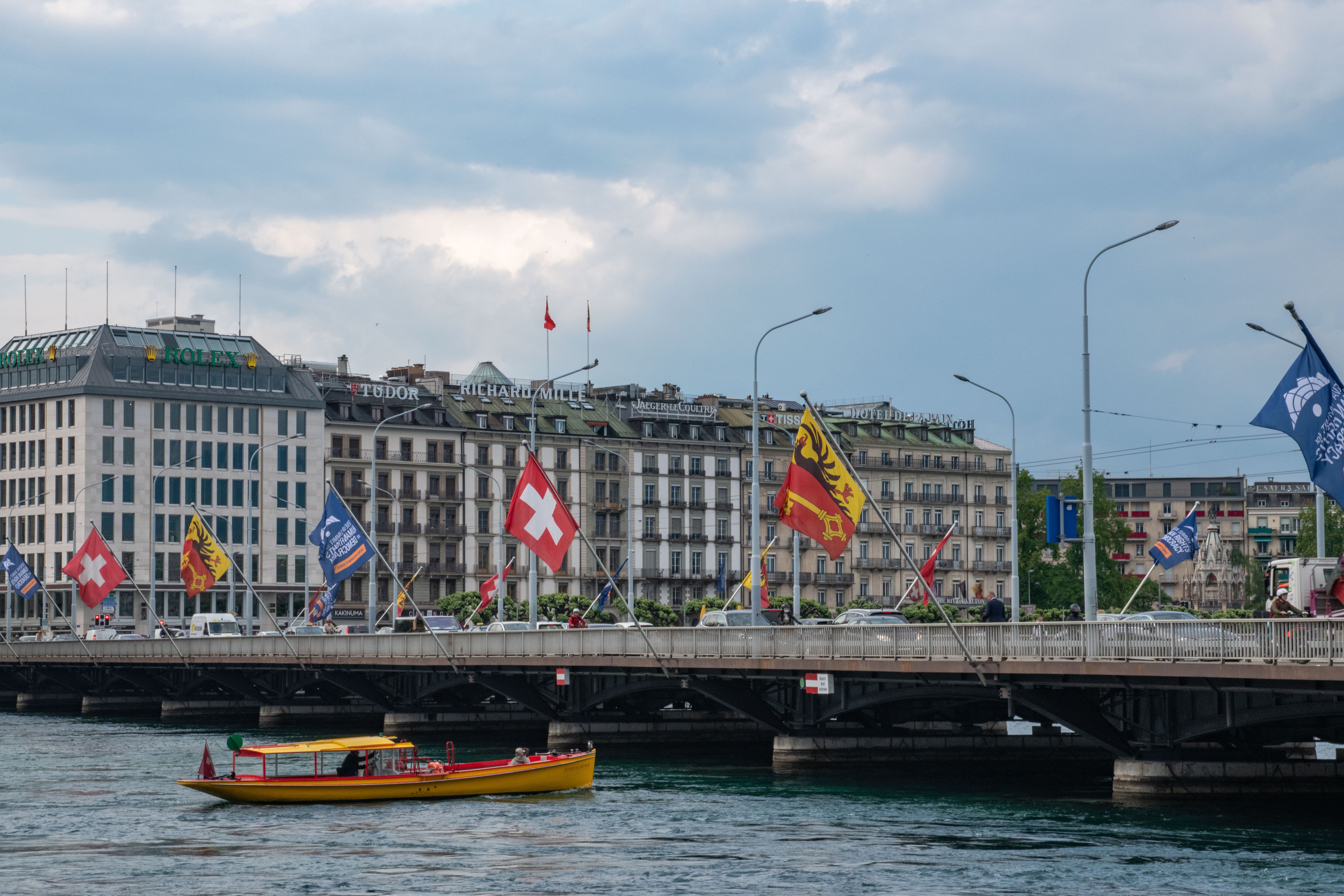 ז׳נבה: Capture of Mont-Blanc Bridge with flags and cityscape in Geneva, Switzerland.