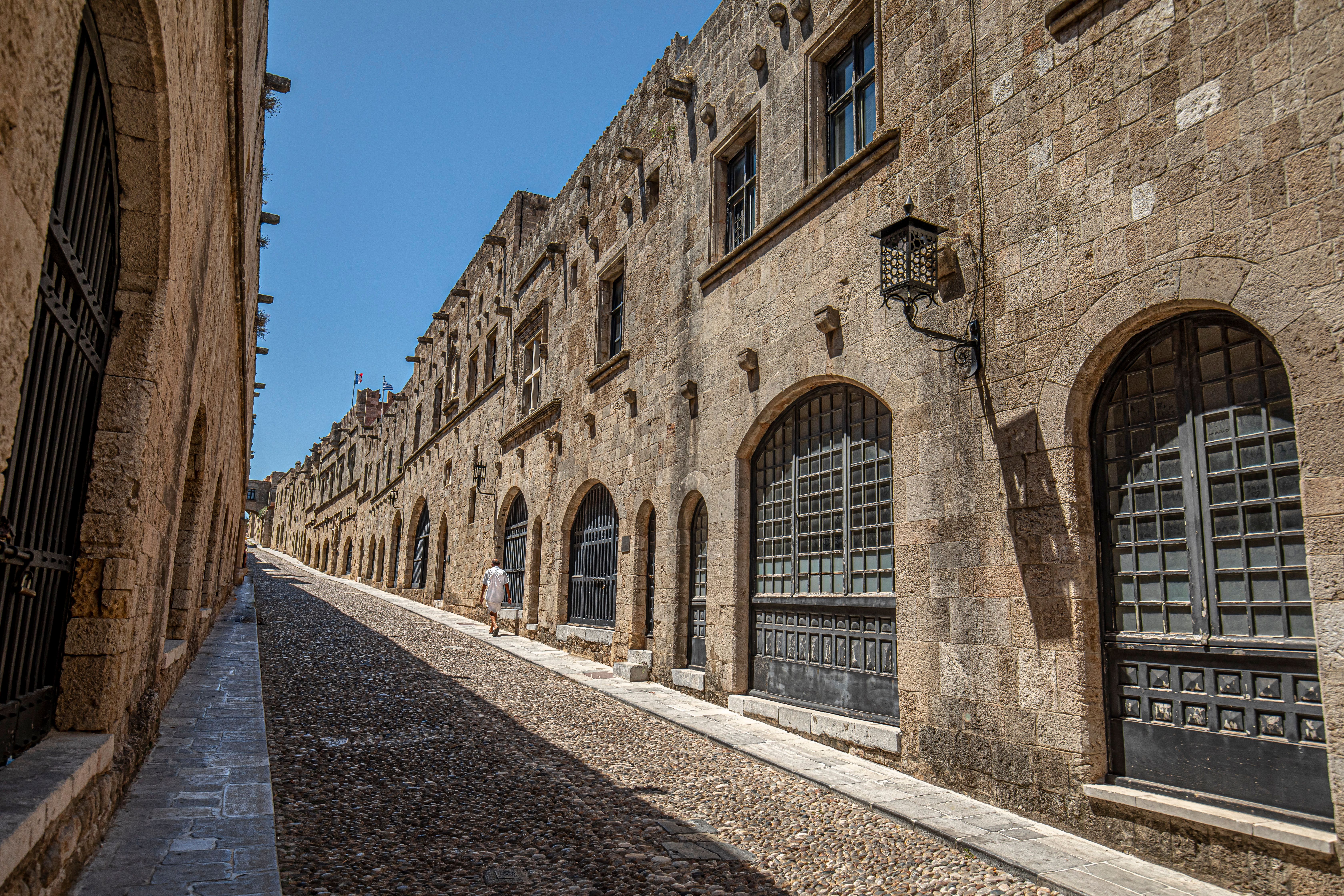 רודוס: Discover the historic Street of Knights in Rhodes, showcasing medieval architecture.