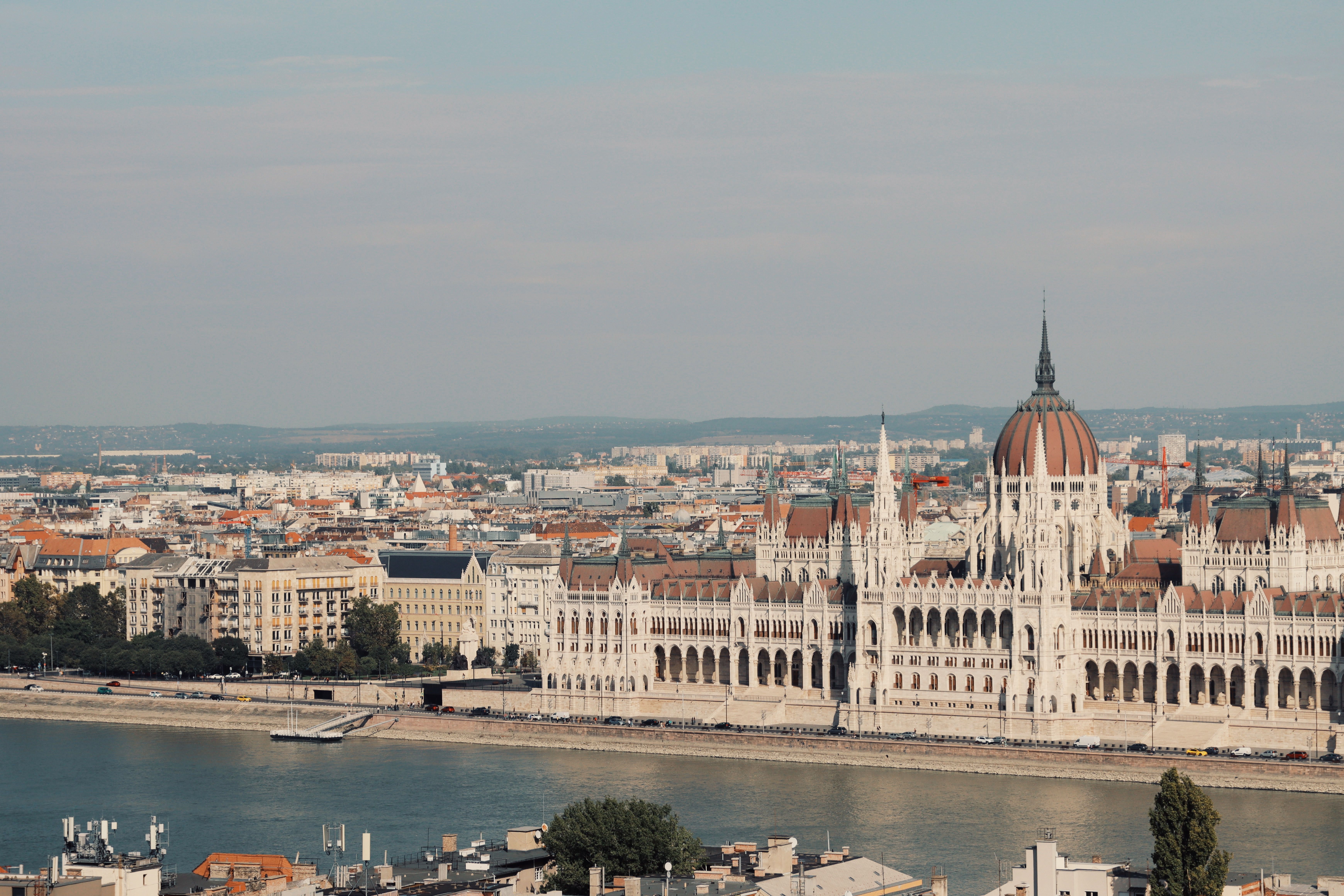 בודפשט: Scenic view of the iconic Hungarian Parliament Building along the Danube River in Budapest.