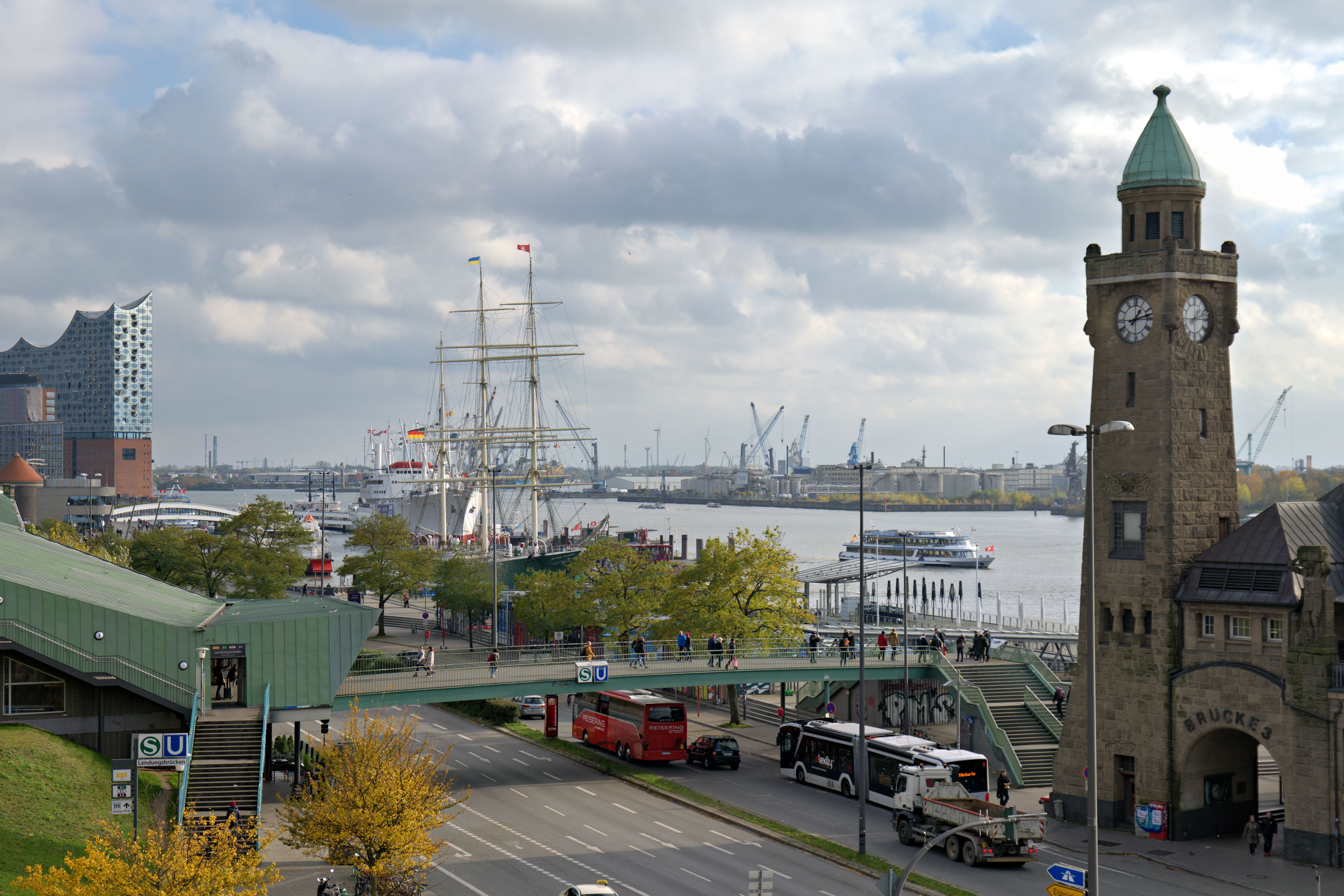 המבורג: A busy day at Hamburg's harbor featuring the Elbphilharmonie, historic ships, and clock tower.