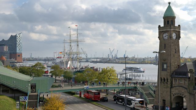 המבורג: A busy day at Hamburg's harbor featuring the Elbphilharmonie, historic ships, and clock tower.