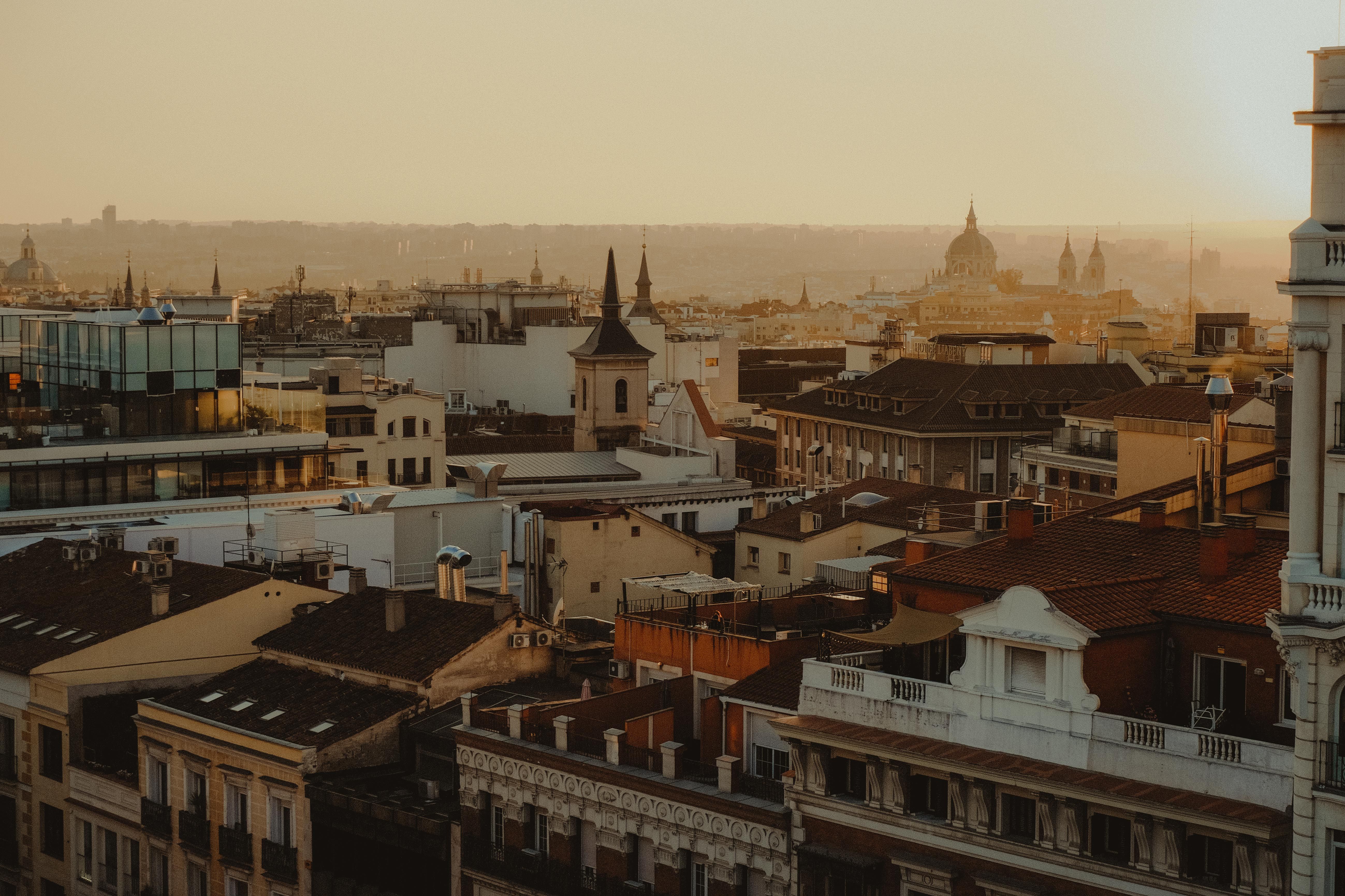 מדריד: Scenic panorama of Madrid's rooftops and skyline at sunset.