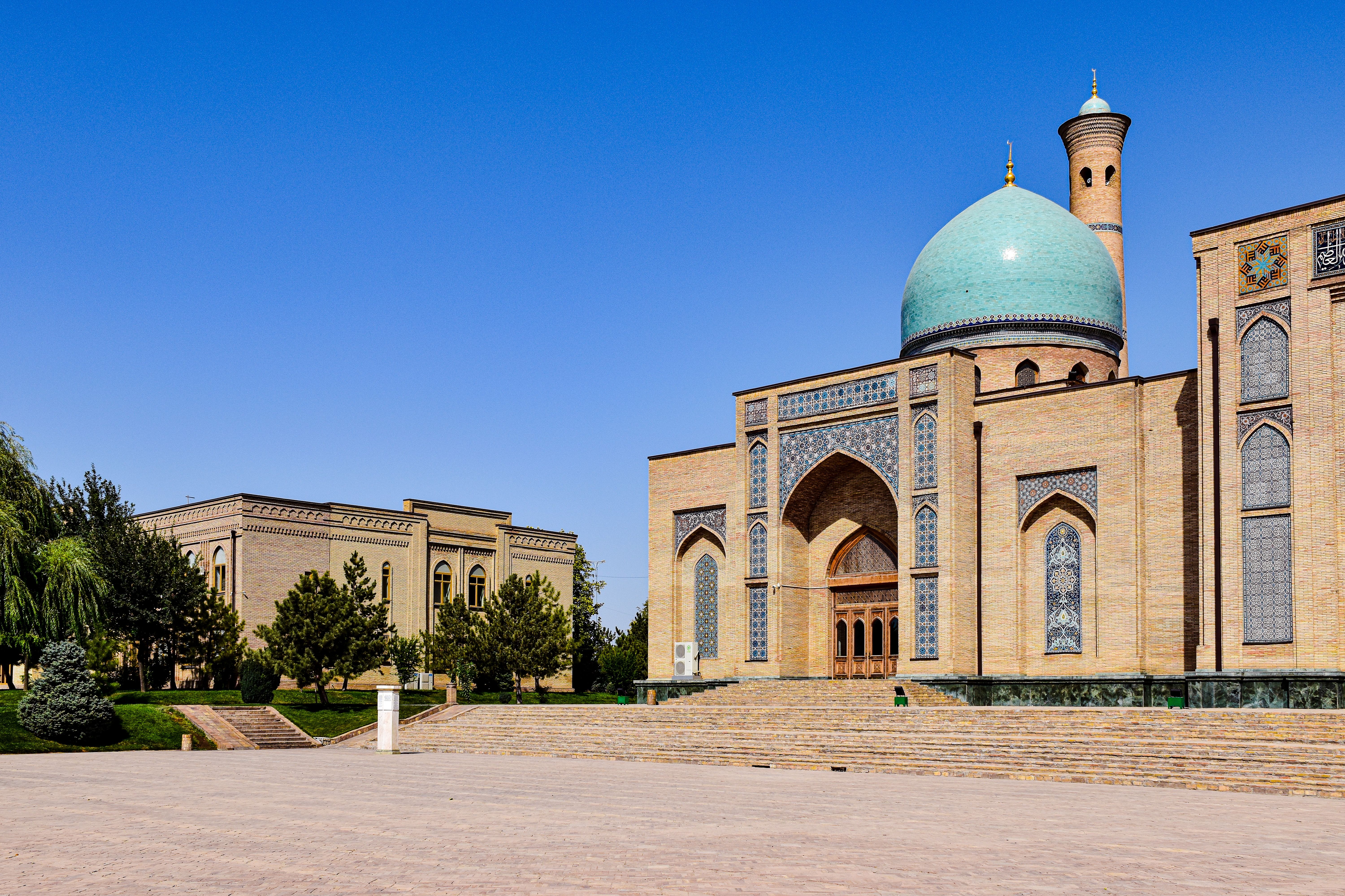 טשקנט: Explore the stunning architecture of a mosque in Tashkent, Uzbekistan under a clear blue sky.