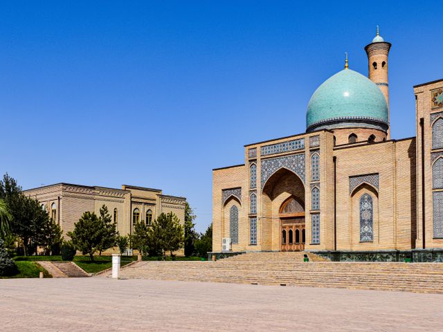 טשקנט: Explore the stunning architecture of a mosque in Tashkent, Uzbekistan under a clear blue sky.
