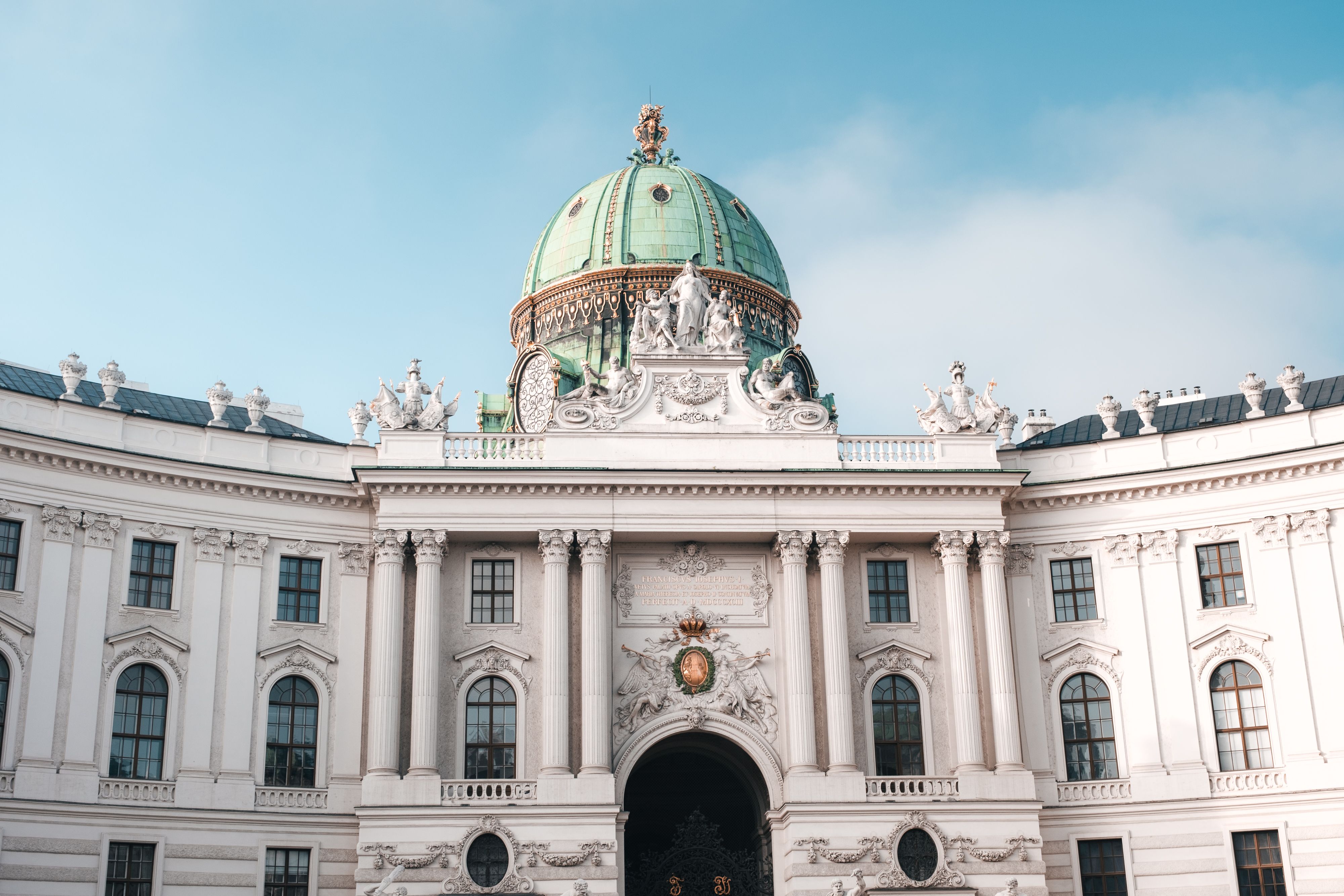 וינה: Elegant view of the Hofburg Palace's dome and facade in Vienna, Austria under a clear sky.