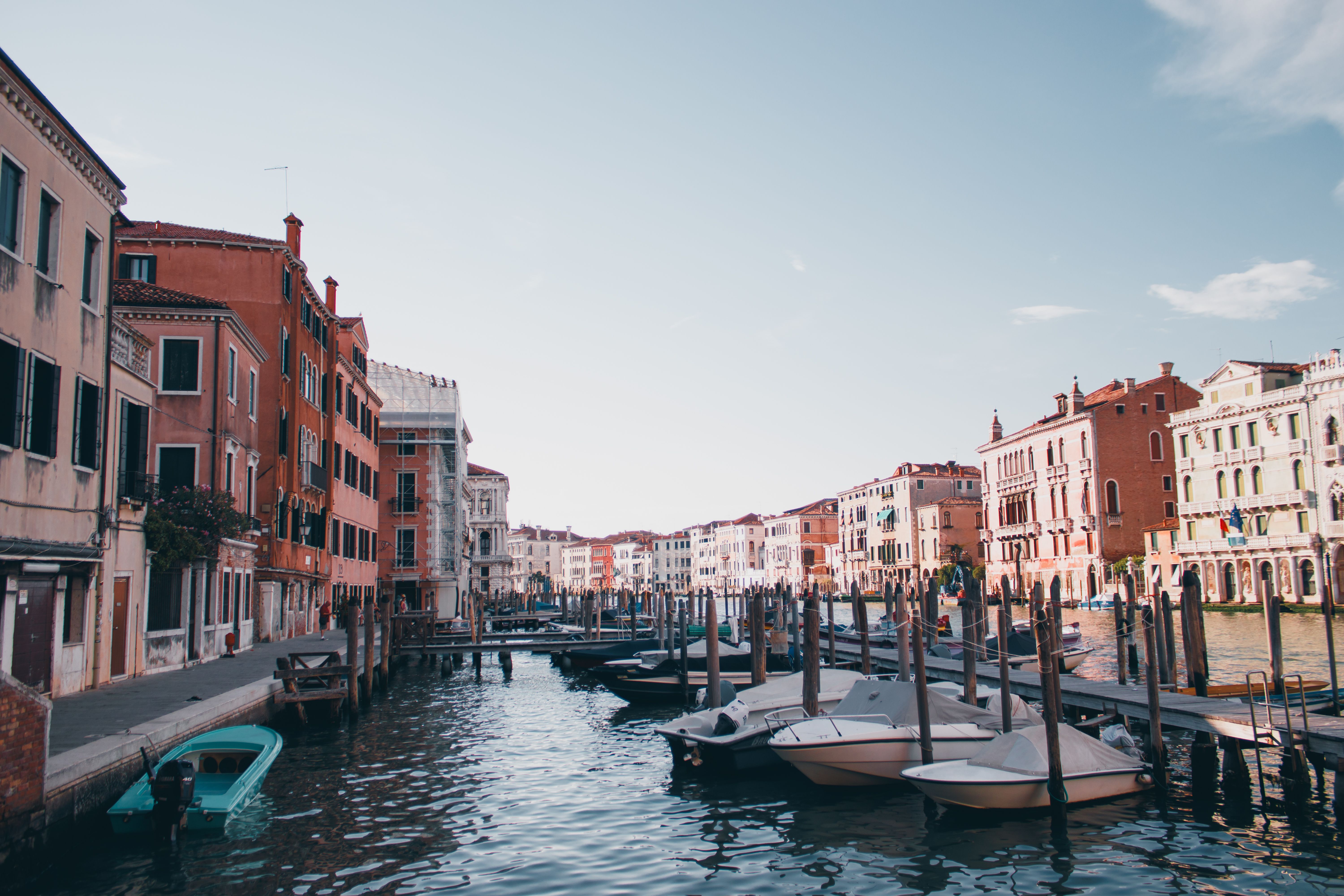 ונציה: Discover the charm of Venice's canals, offering a glimpse of historic architecture and tranquil waterways.