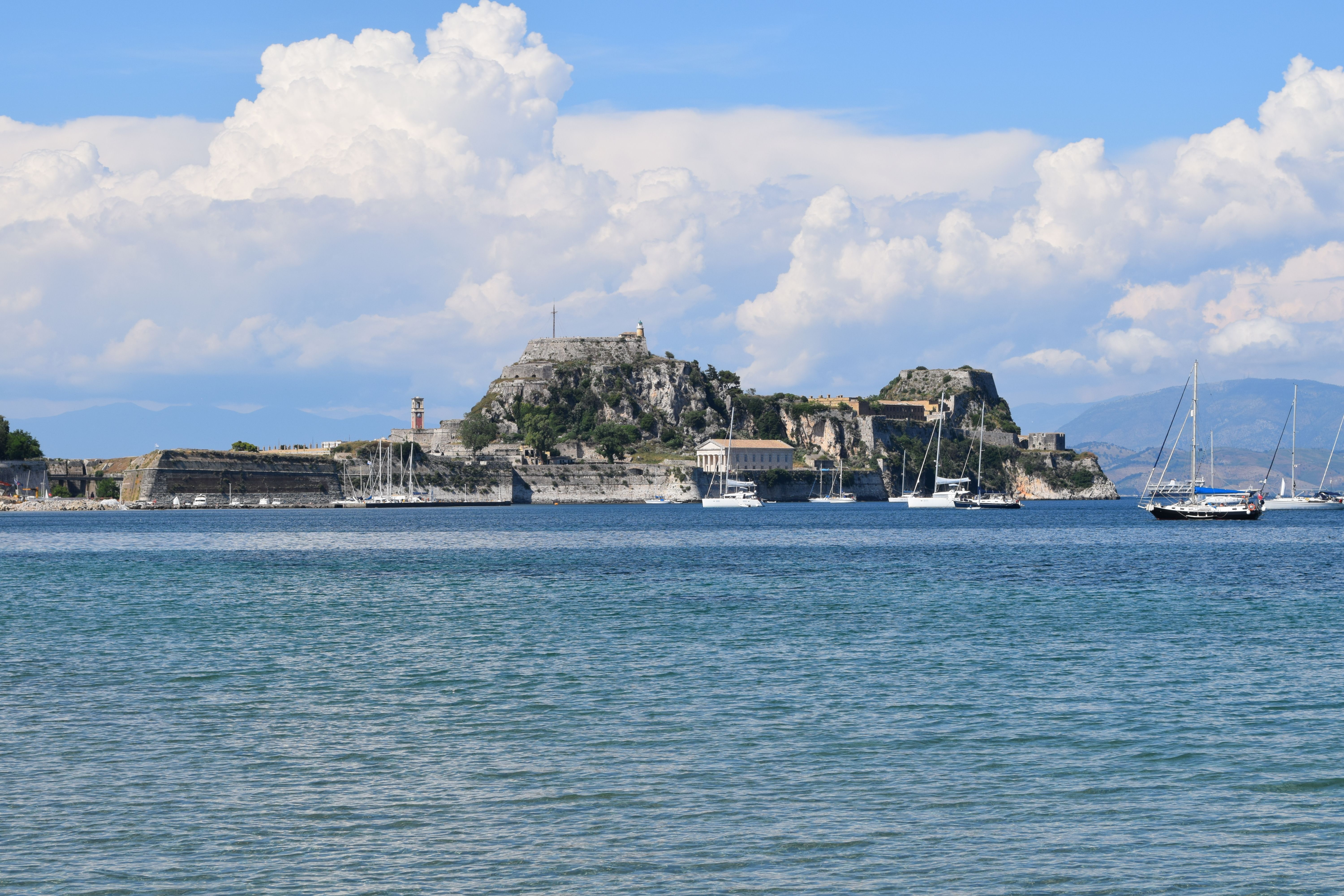 פרבזה: Scenic view of Corfu's old fortress and sailboats under a blue sky.
