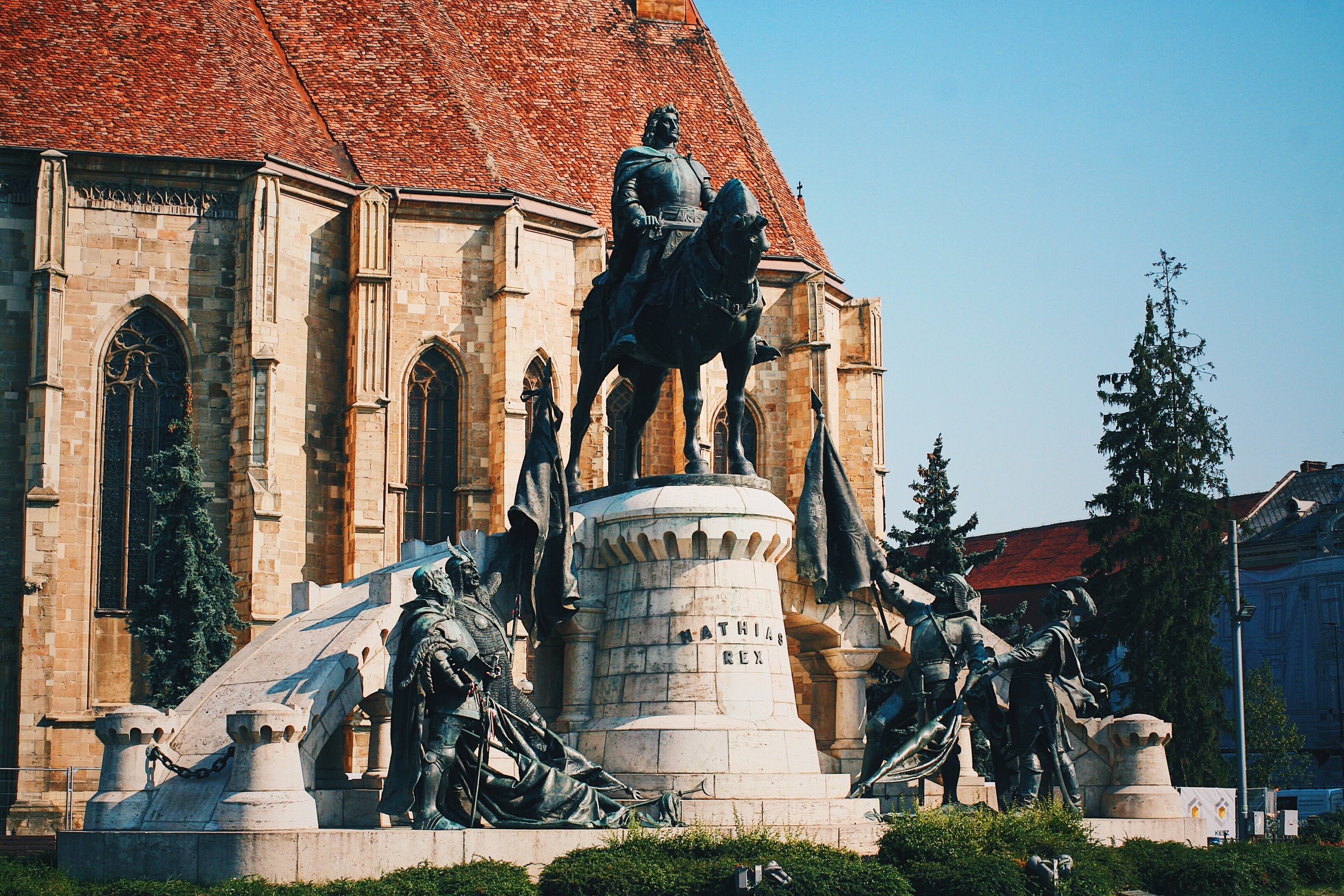 קלוז׳: Explore the iconic Matthias Rex Monument, a historic landmark in Cluj-Napoca, Romania, showcasing medieval archit
