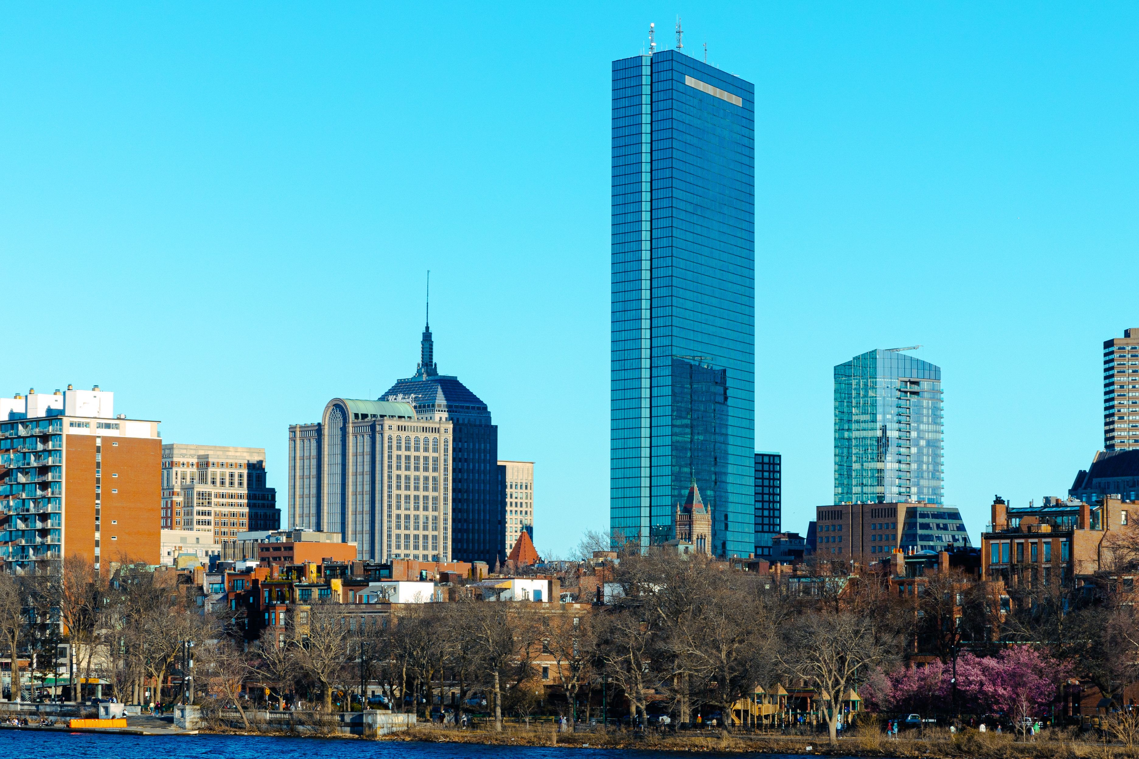 בוסטון: Stunning view of Boston's skyline featuring the iconic John Hancock Tower and modern architecture.