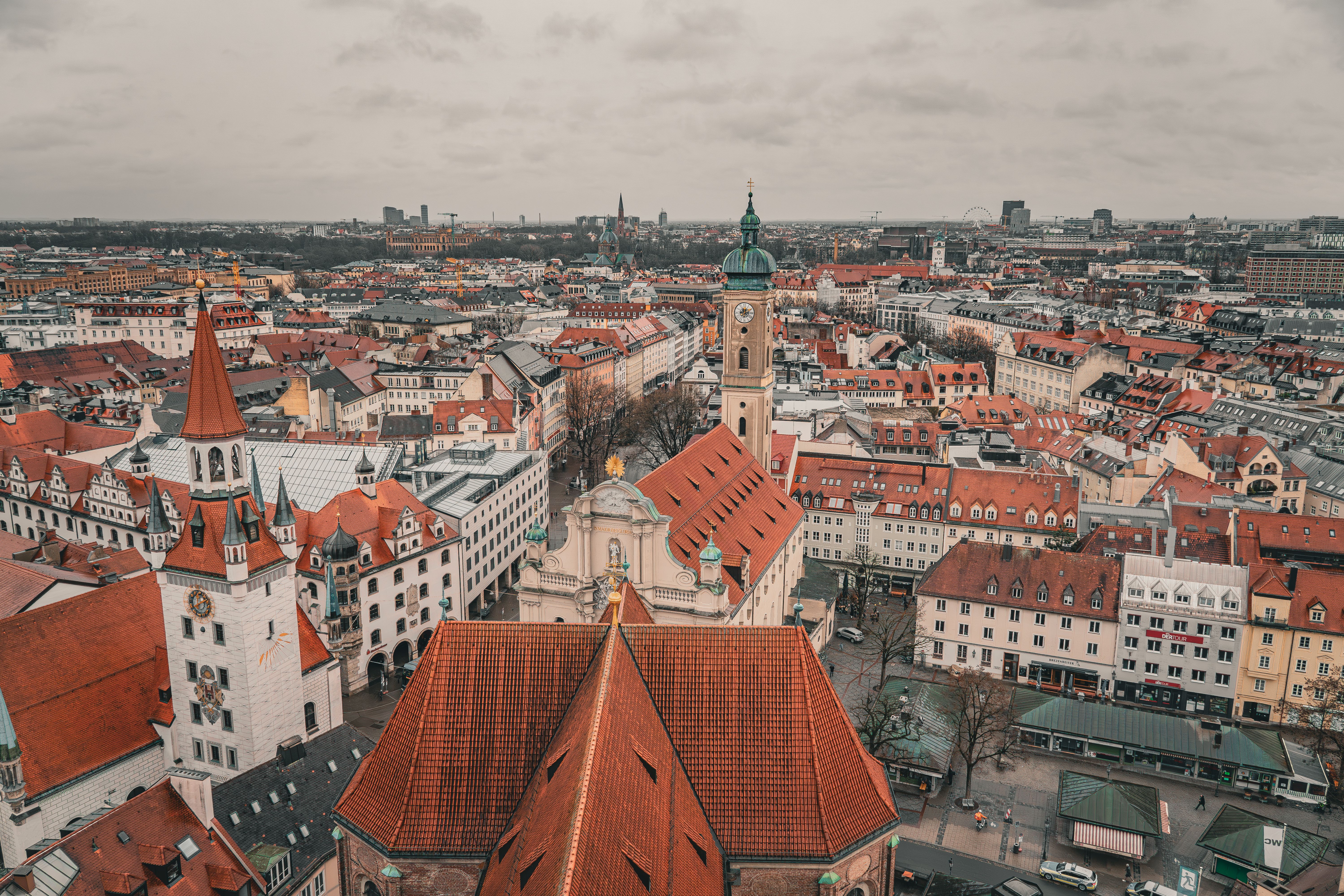 מינכן: Aerial photo showcasing the historic architecture and vibrant rooftops of Munich's old town.