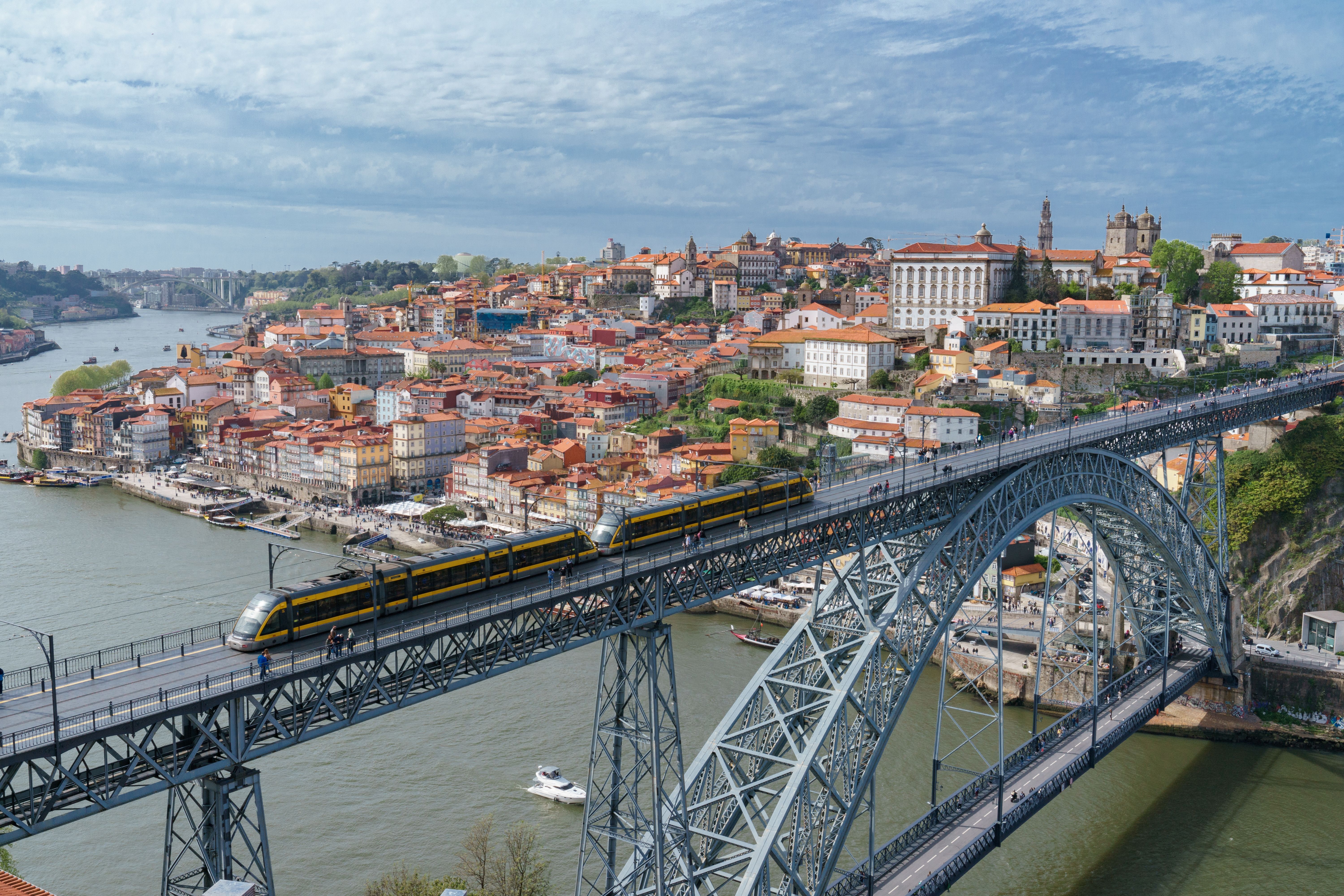 פורטו: Stunning aerial shot of the iconic Luís I Bridge spanning the Douro River in Porto, Portugal.