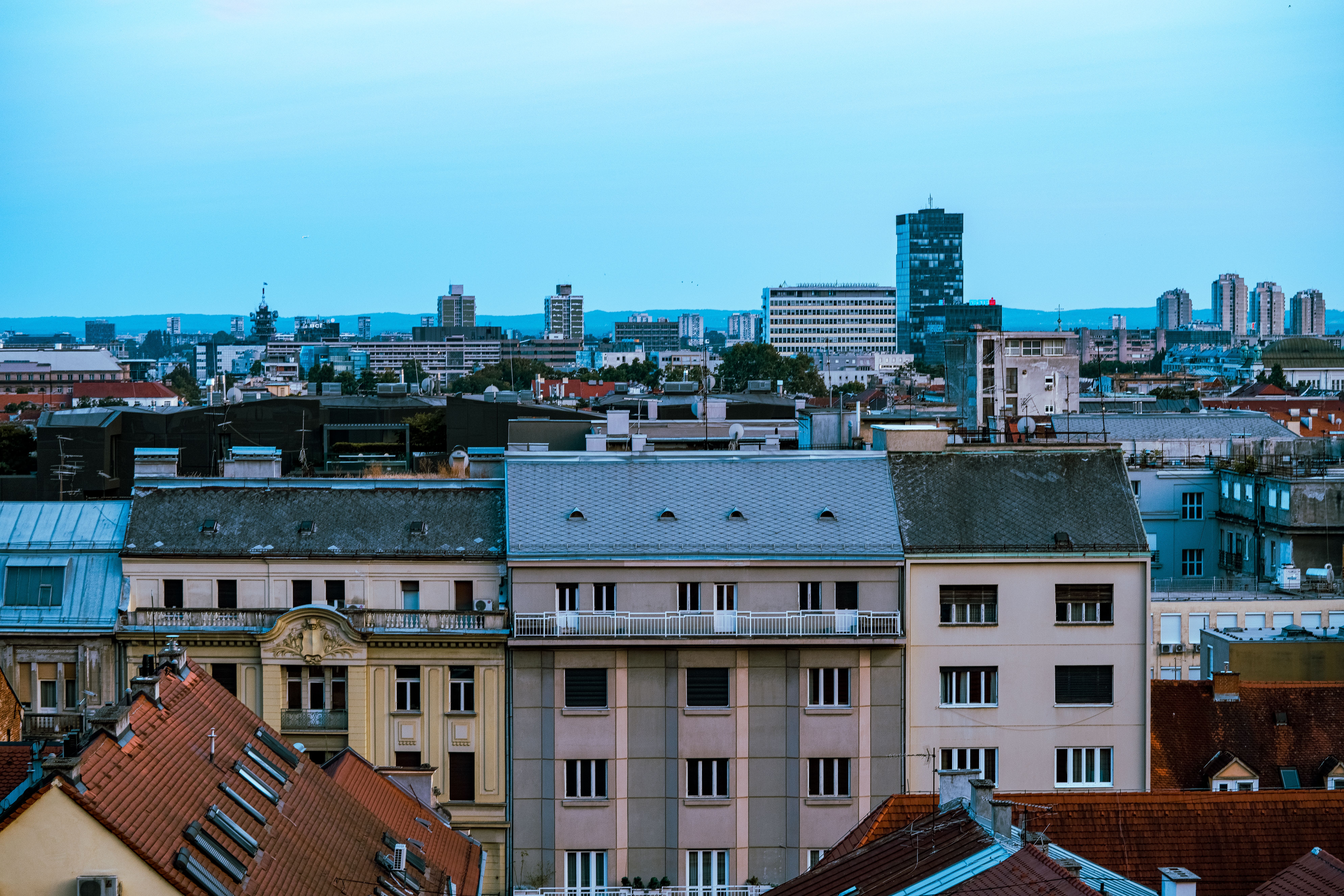 זאגרב: Aerial cityscape of Zagreb showcasing historic buildings and modern skyline.