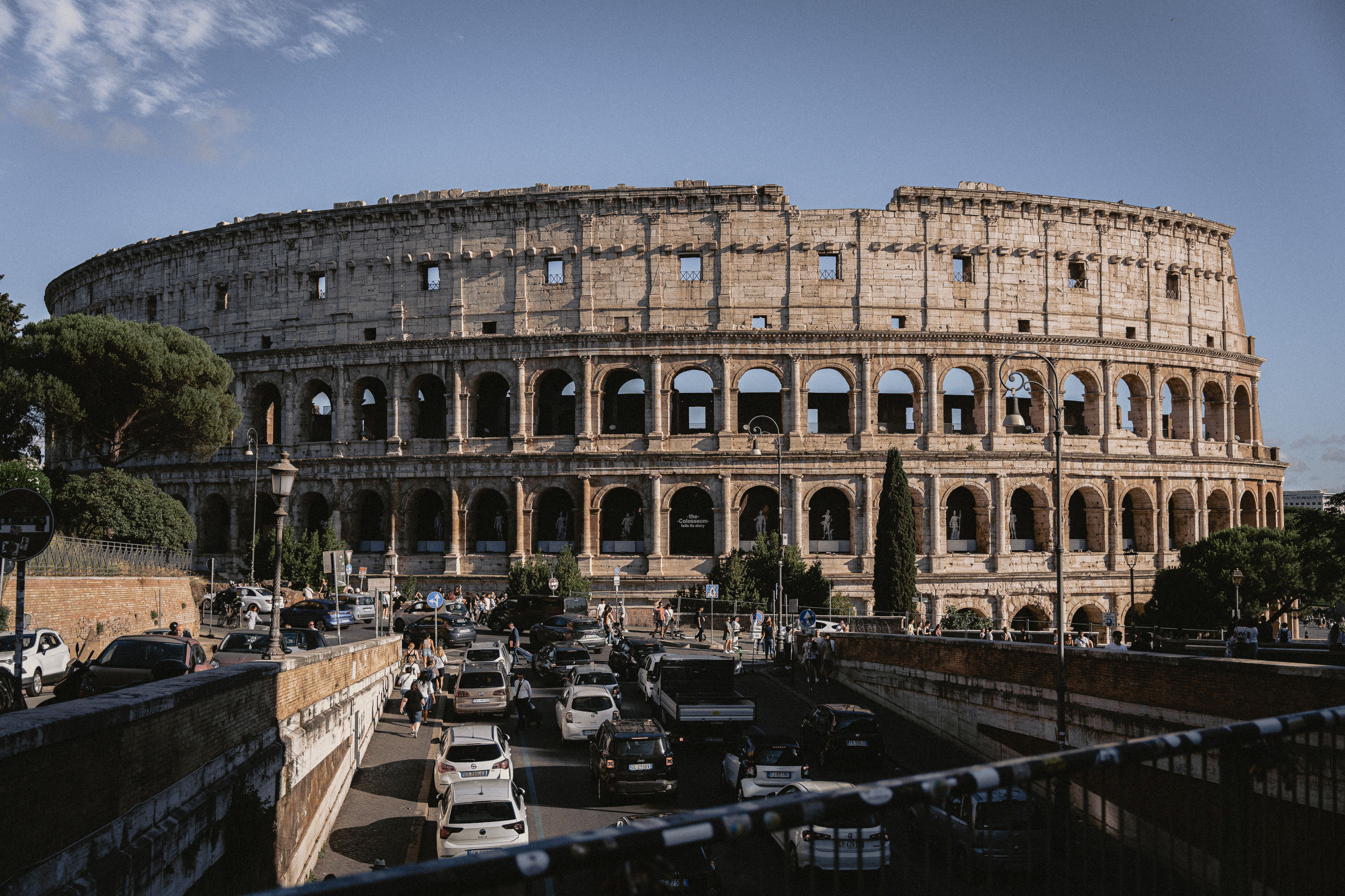 רומא: The Colosseum stands majestically amidst bustling Rome, an iconic remnant of ancient architecture.