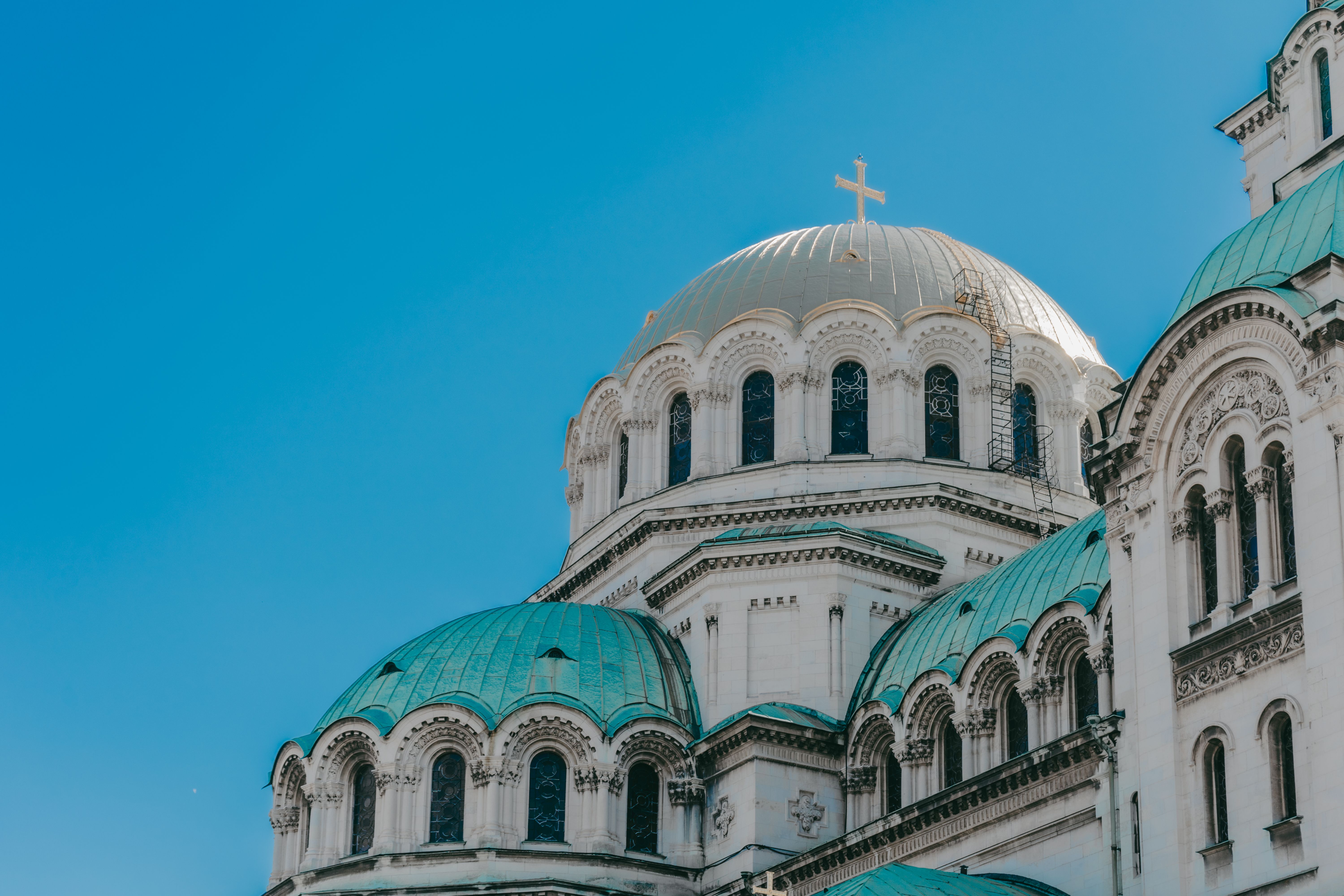 סופיה: The iconic domes of Alexander Nevsky Cathedral against a clear blue sky in Sofia, Bulgaria.