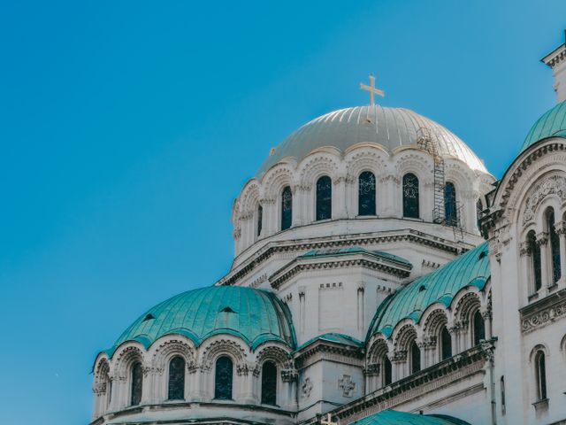 סופיה: The iconic domes of Alexander Nevsky Cathedral against a clear blue sky in Sofia, Bulgaria.