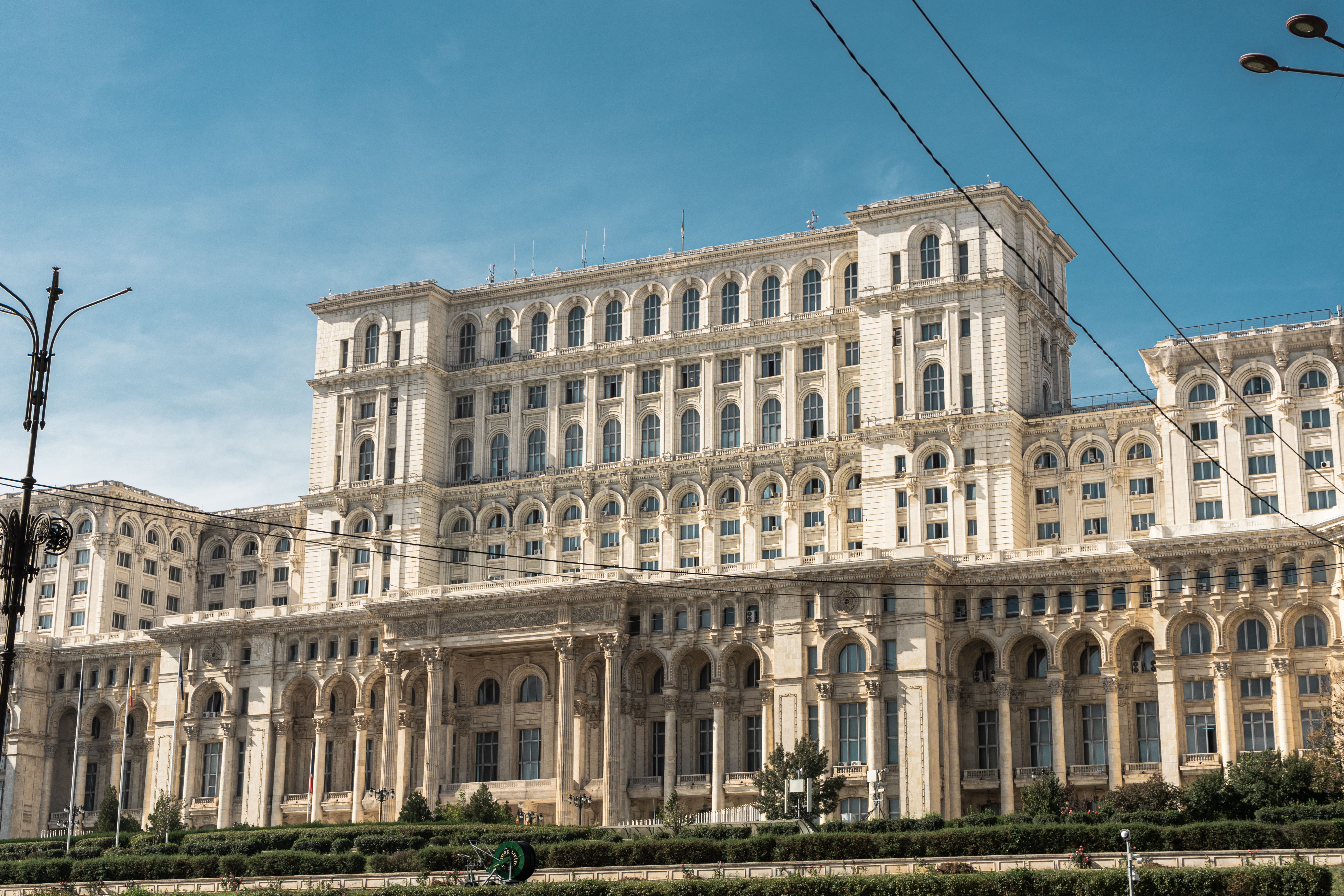בוקרשט: Capture of the iconic Palace of the Parliament in Bucharest, Romania under clear skies.