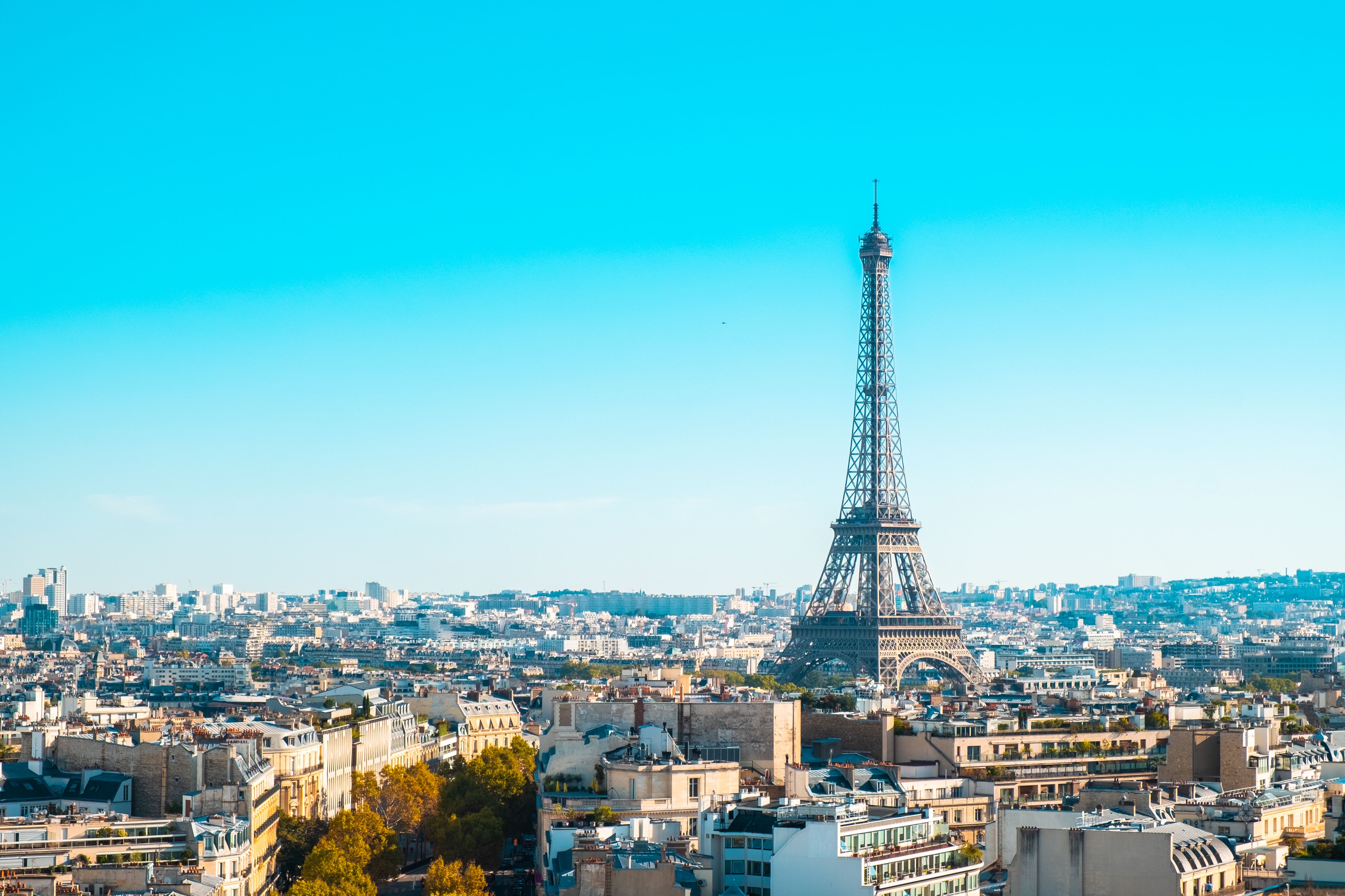 פריז: Eiffel Tower overlooking the cityscape of Paris under clear blue skies.