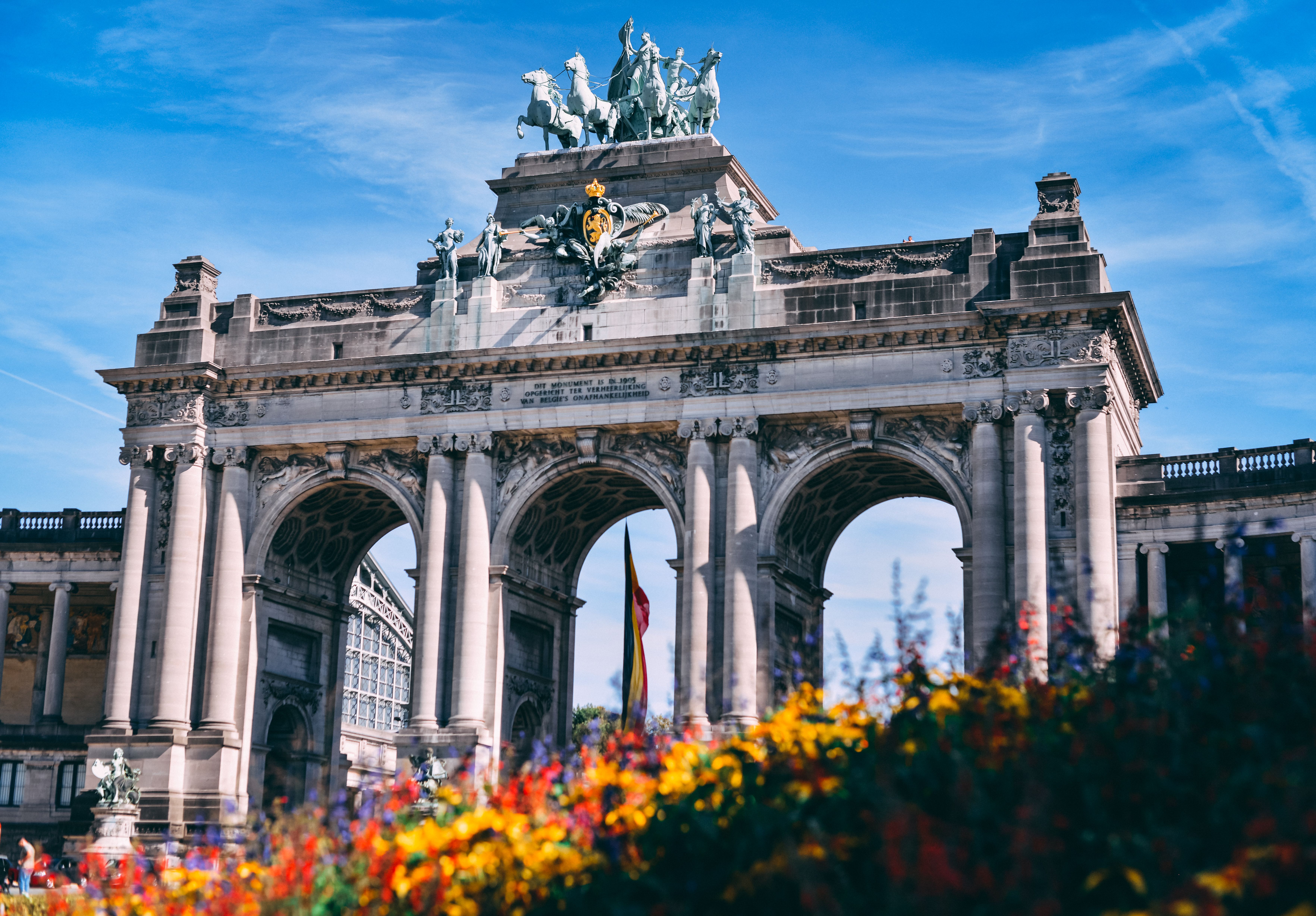 בריסל: Explore the iconic Arch of Parc du Cinquantenaire in Brussels, a stunning example of historic architecture.