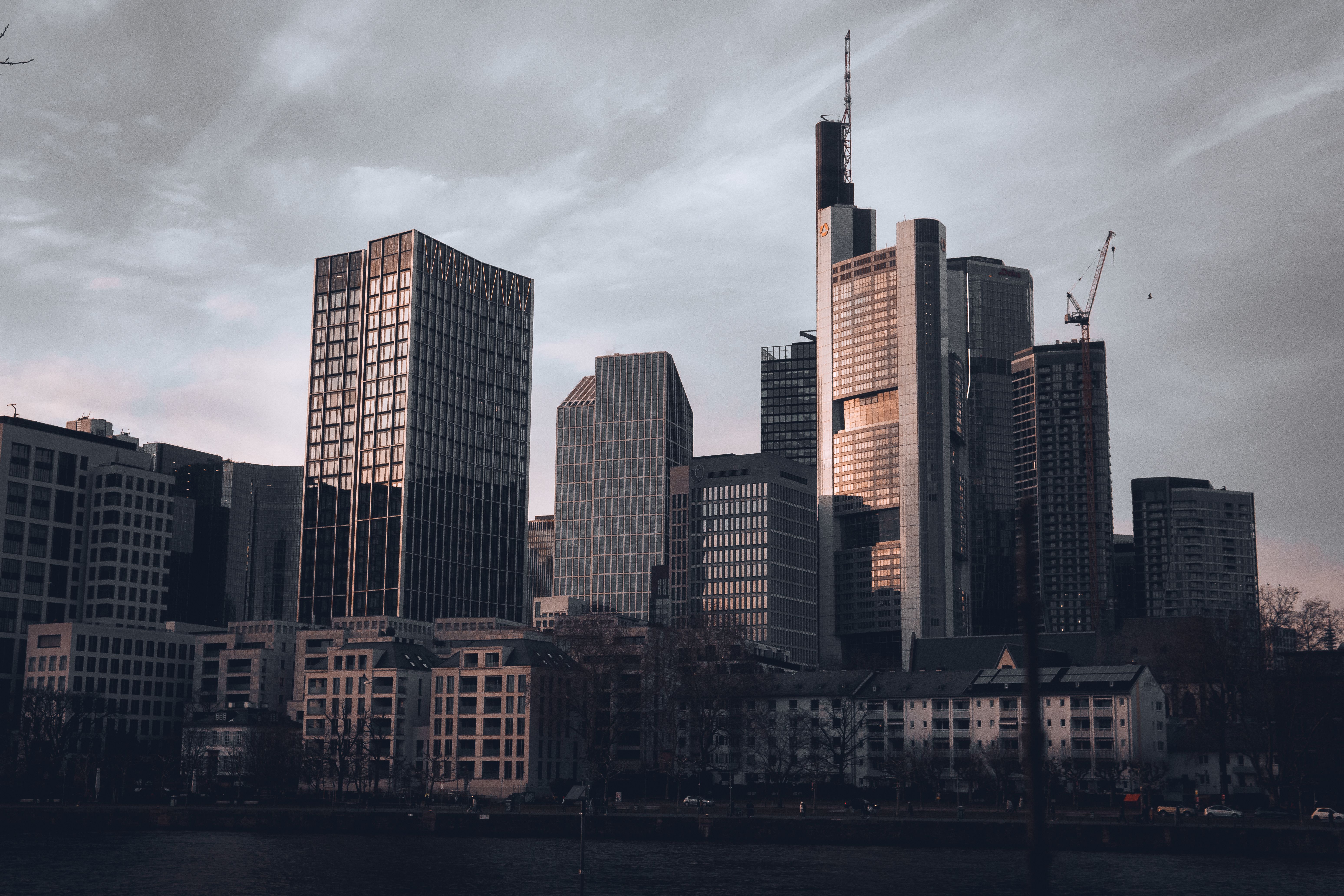 פרנקפורט: Stunning cityscape of Frankfurt am Main skyline at dusk with modern skyscrapers.
