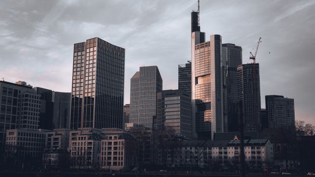 פרנקפורט: Stunning cityscape of Frankfurt am Main skyline at dusk with modern skyscrapers.