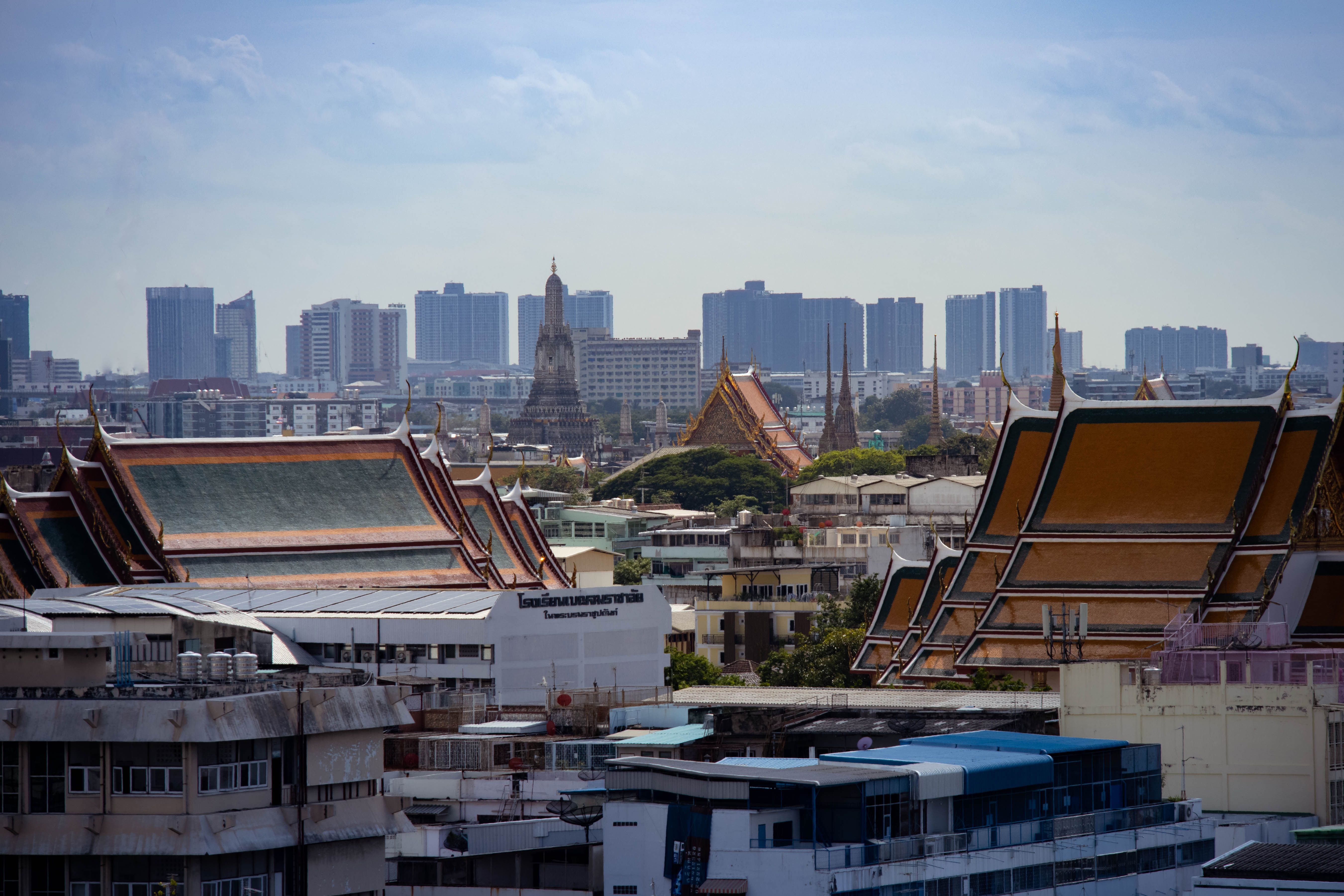 בנגקוק: Skyline view of Bangkok highlighting traditional Thai architecture amidst modern buildings.