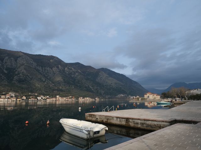 טיבט: Peaceful morning view of Kotor Bay in Montenegro, showcasing calm waters and mountainous backdrop.
