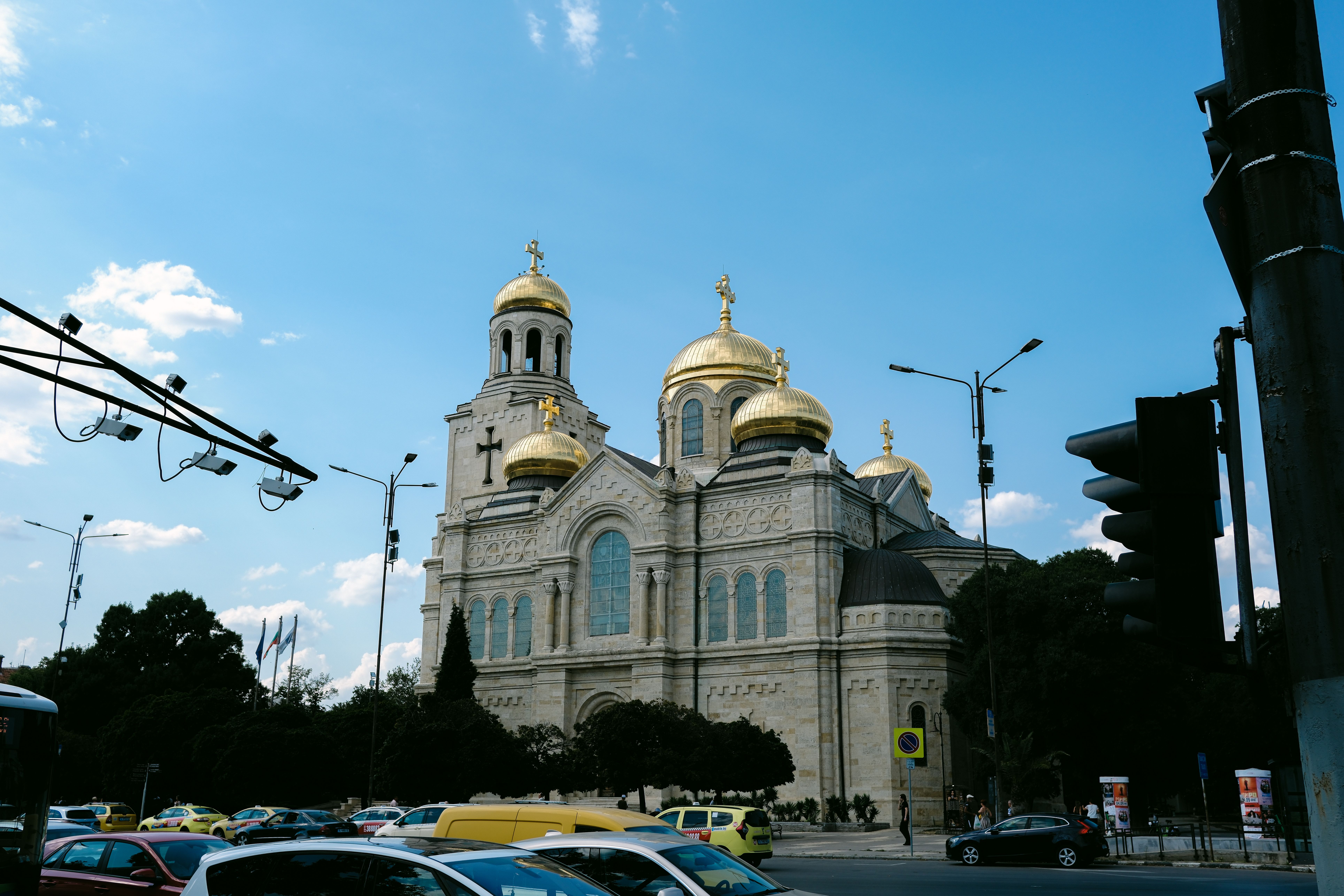 ורנה: Street view of Varna Cathedral's golden domes in Bulgaria against a clear sky.