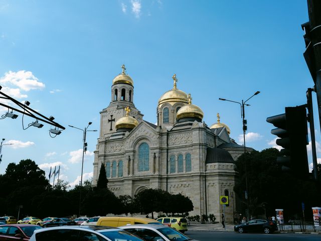 ורנה: Street view of Varna Cathedral's golden domes in Bulgaria against a clear sky.