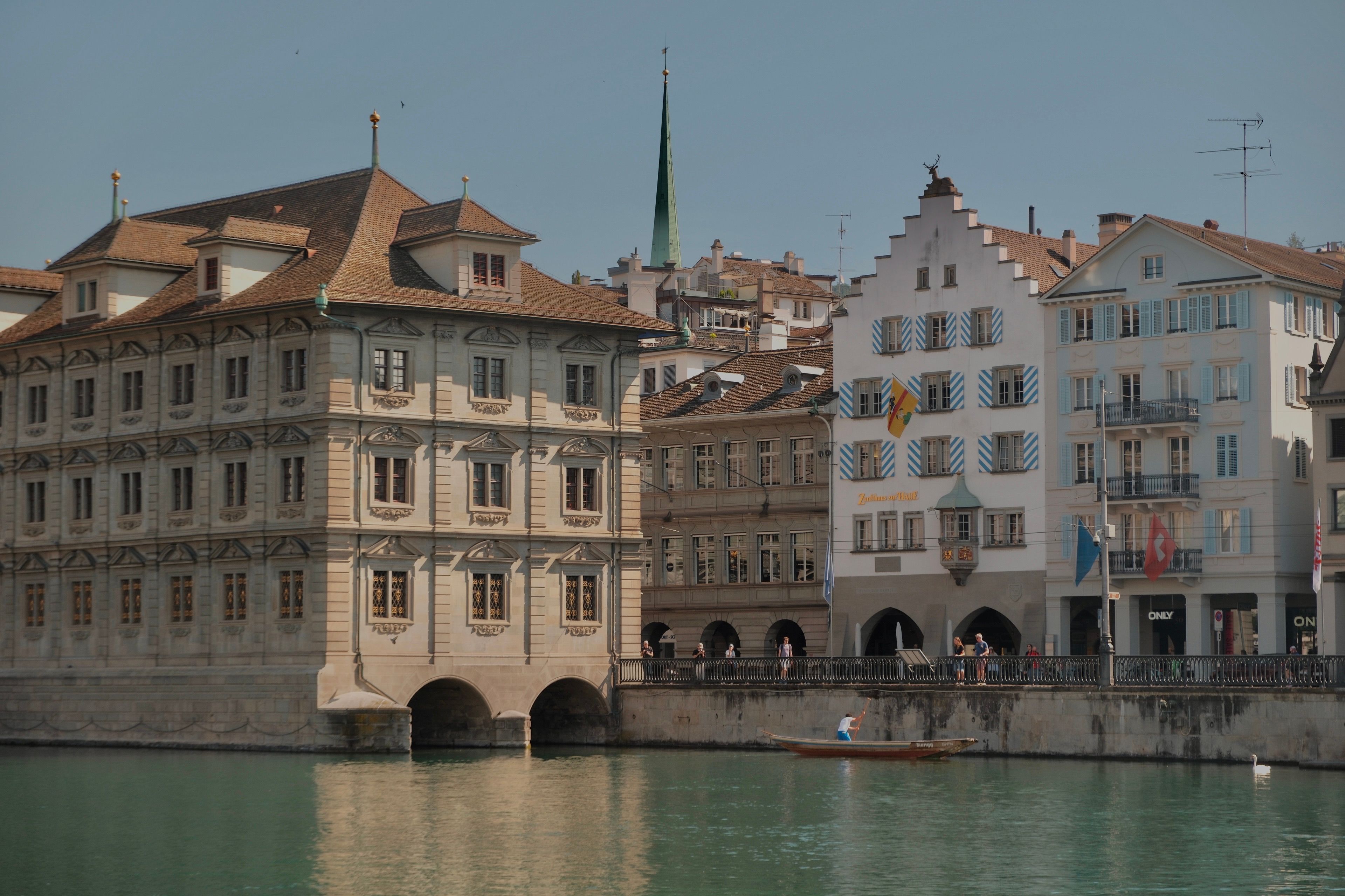 ציריך: Scenic view of Zurich's historic buildings along the Limmat River, capturing Swiss architectural charm.
