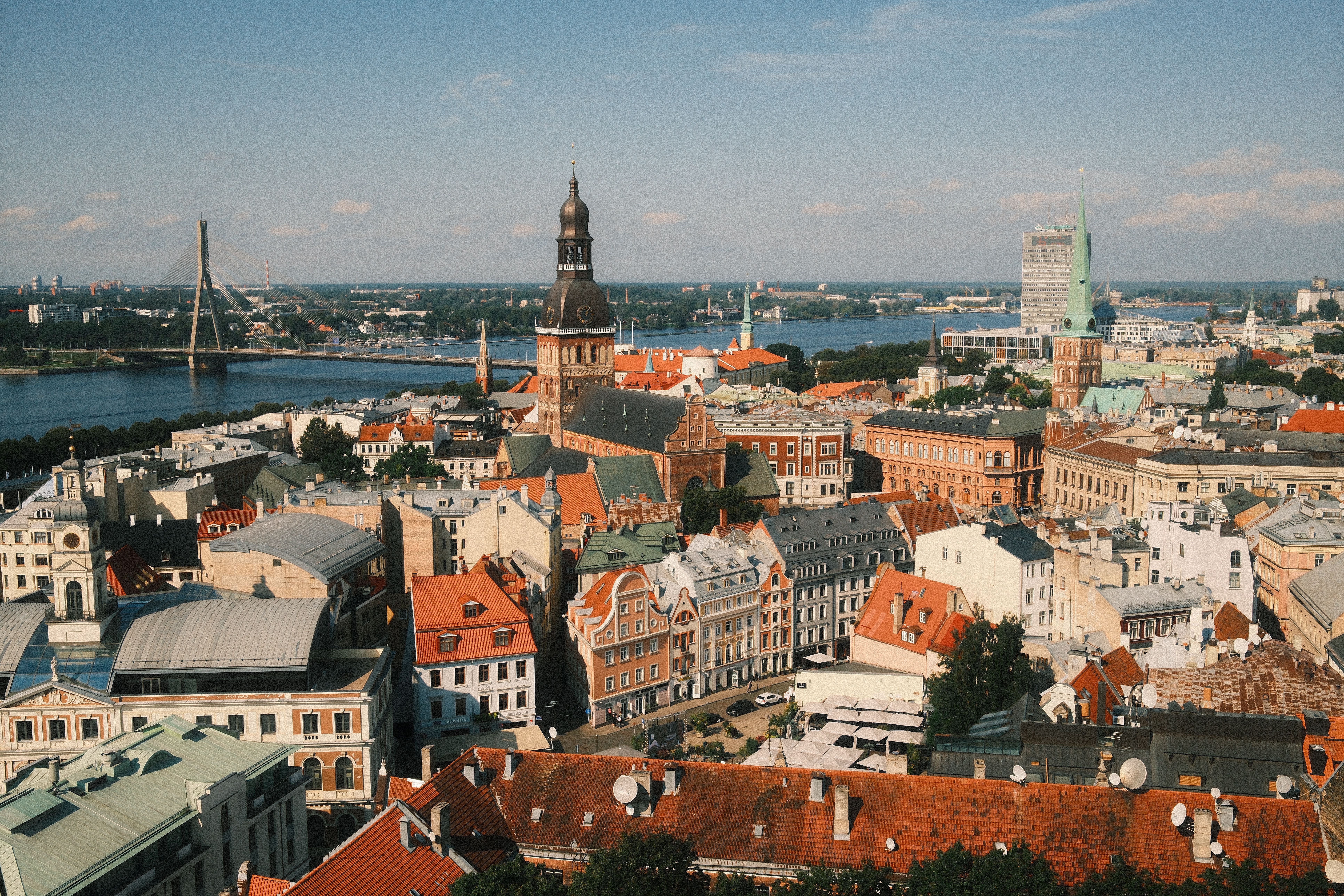 ריגה: Stunning aerial photograph of Riga's historic center and Daugava River skyline in Latvia.