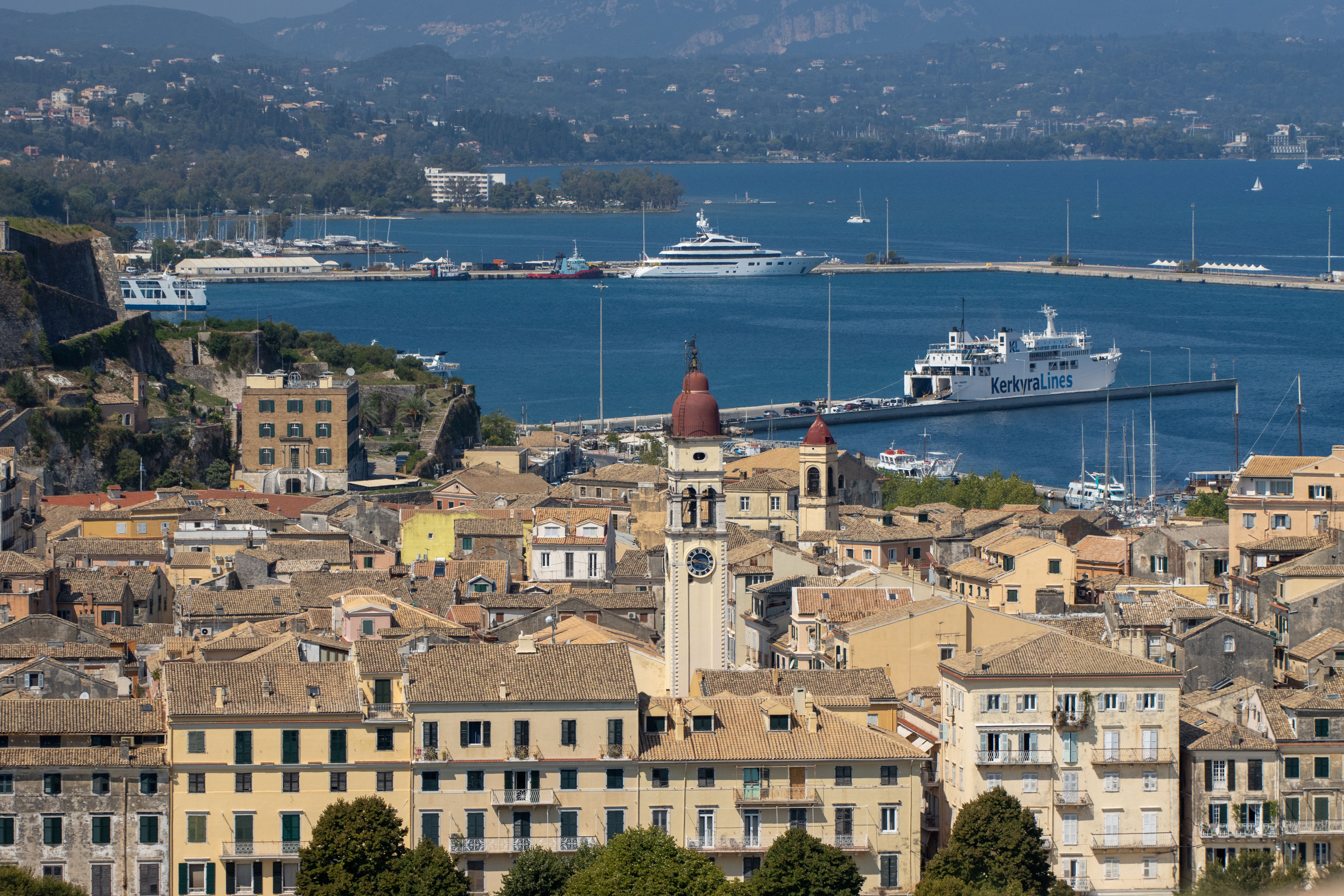 קורפו: Beautiful aerial view of Corfu Town with historic architecture and harbor in Greece.