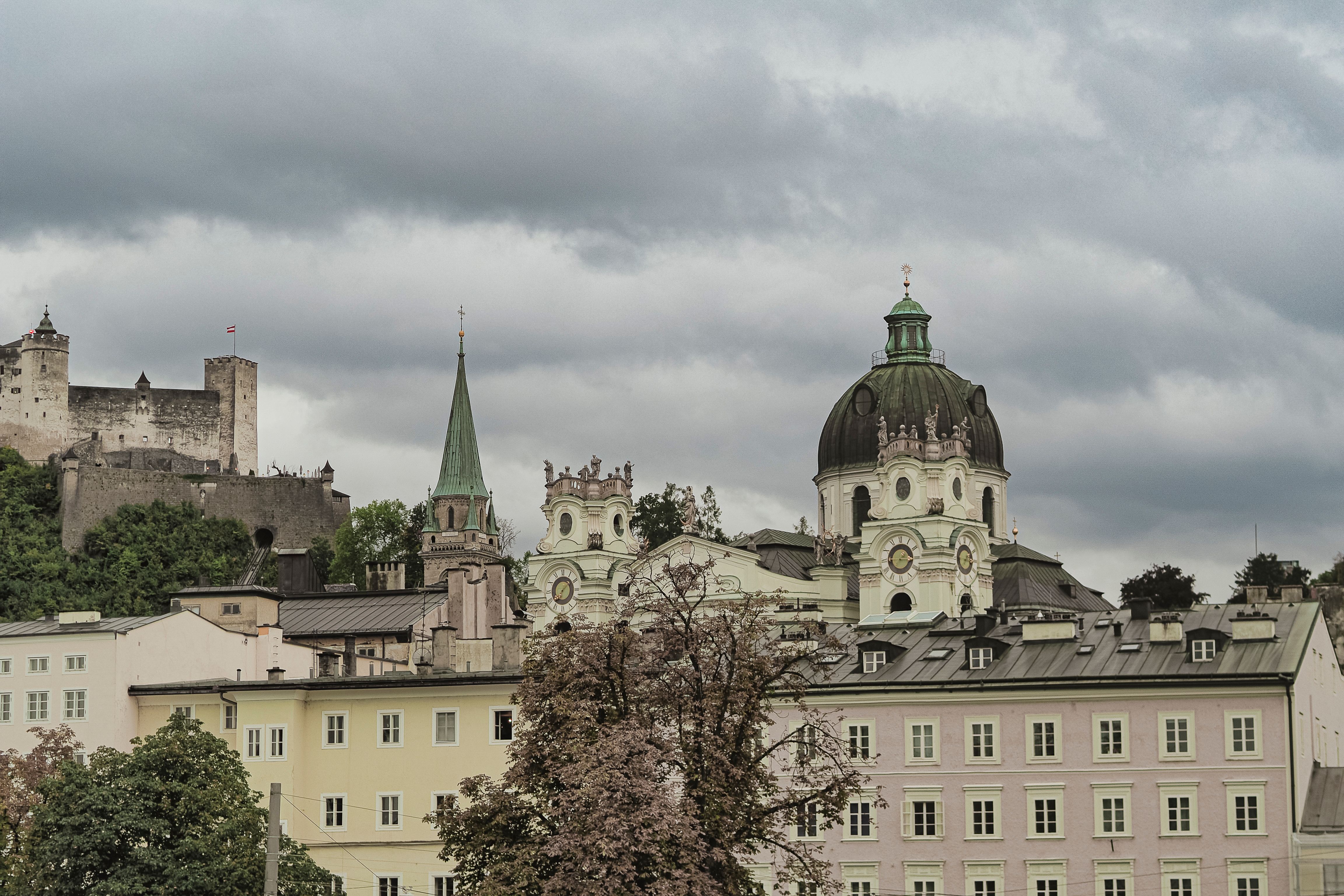 זלצבורג: Explore the architectural charm of Salzburg's Dom Quartier with Hohensalzburg Fortress in the backdrop.