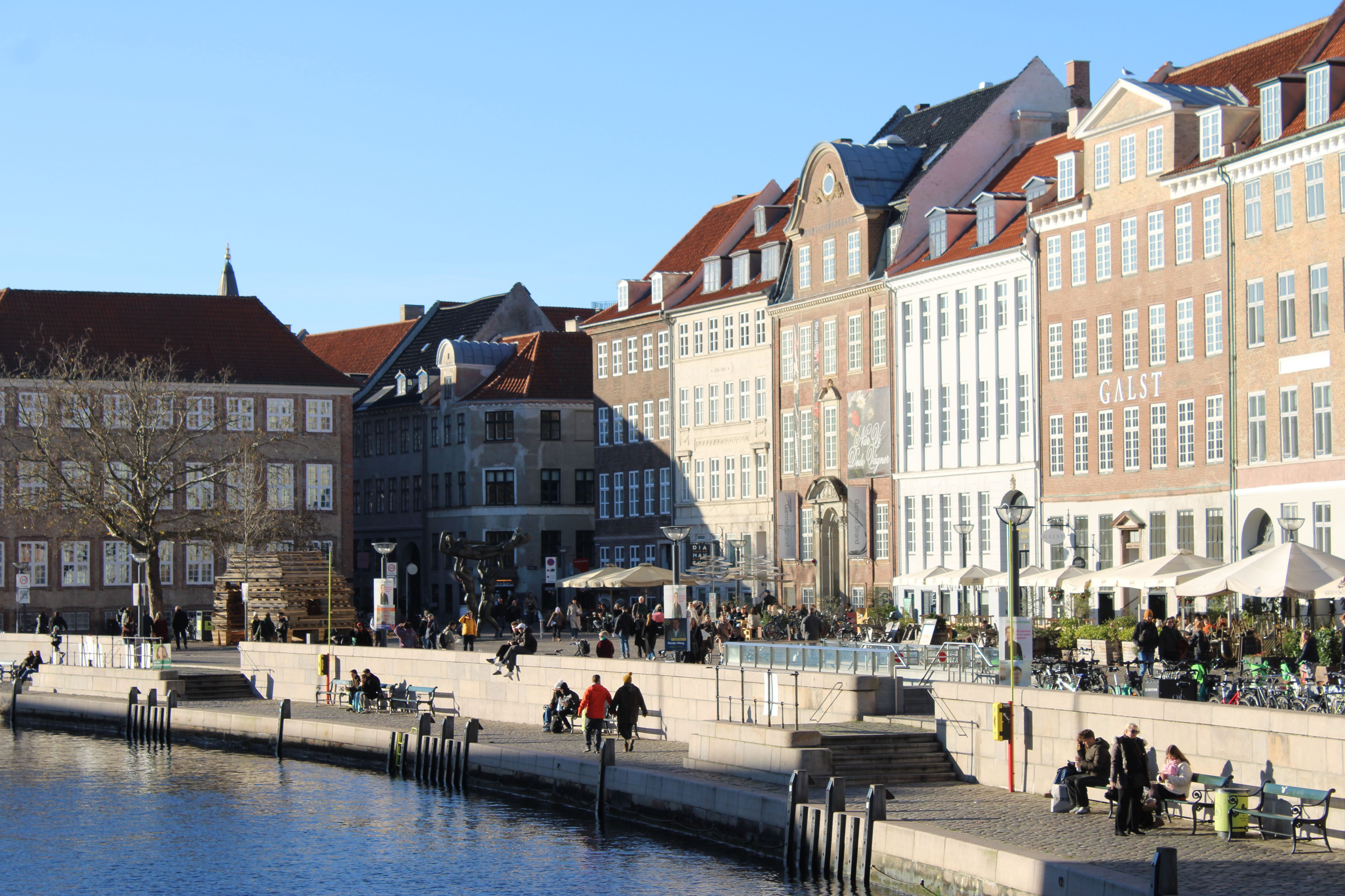 קופנהגן: A sunny winter day along Copenhagen's waterfront, showcasing historic architecture.