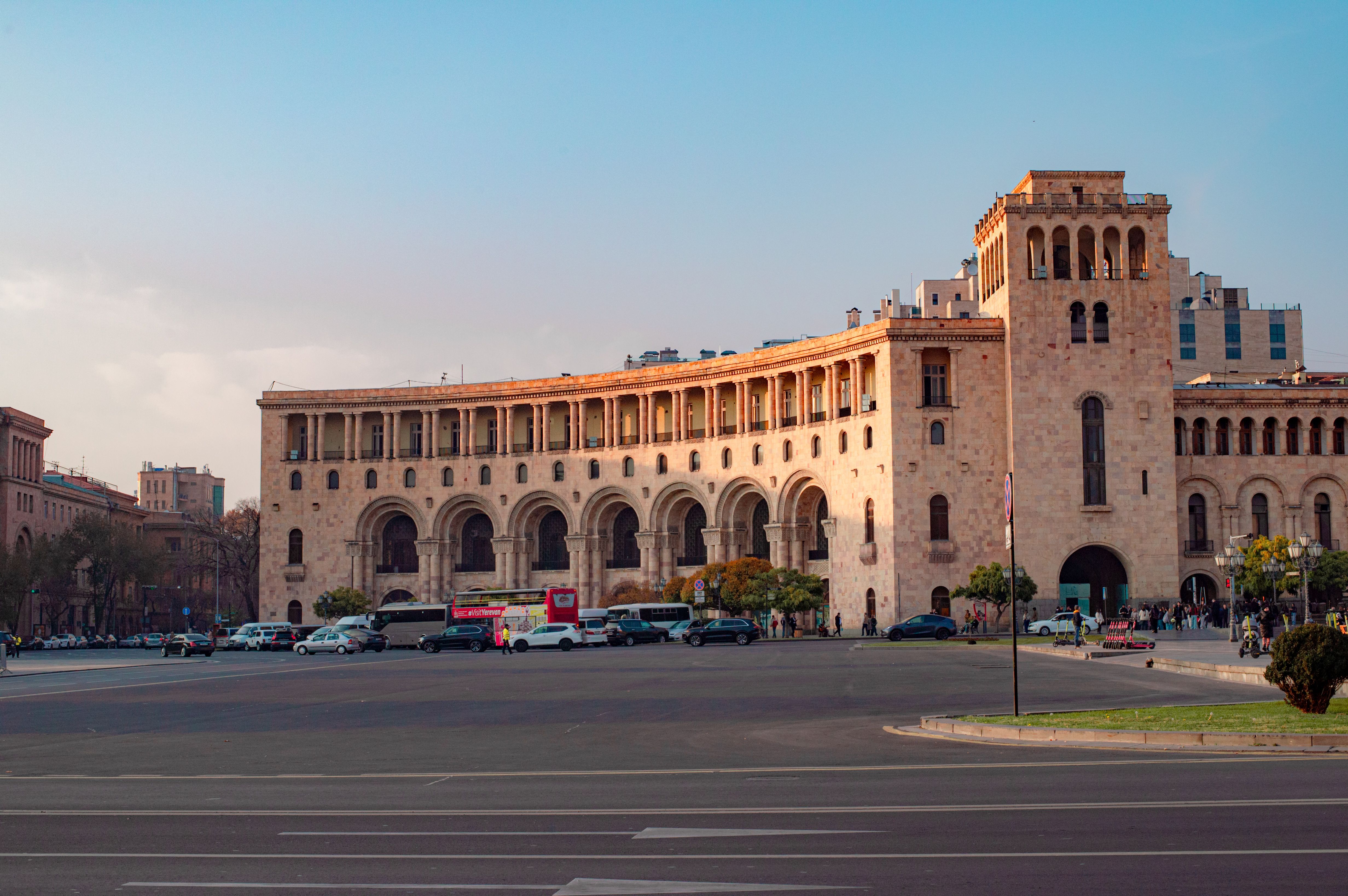 ירוואן: View of a historic government building in Yerevan, Armenia, on a clear summer day.
