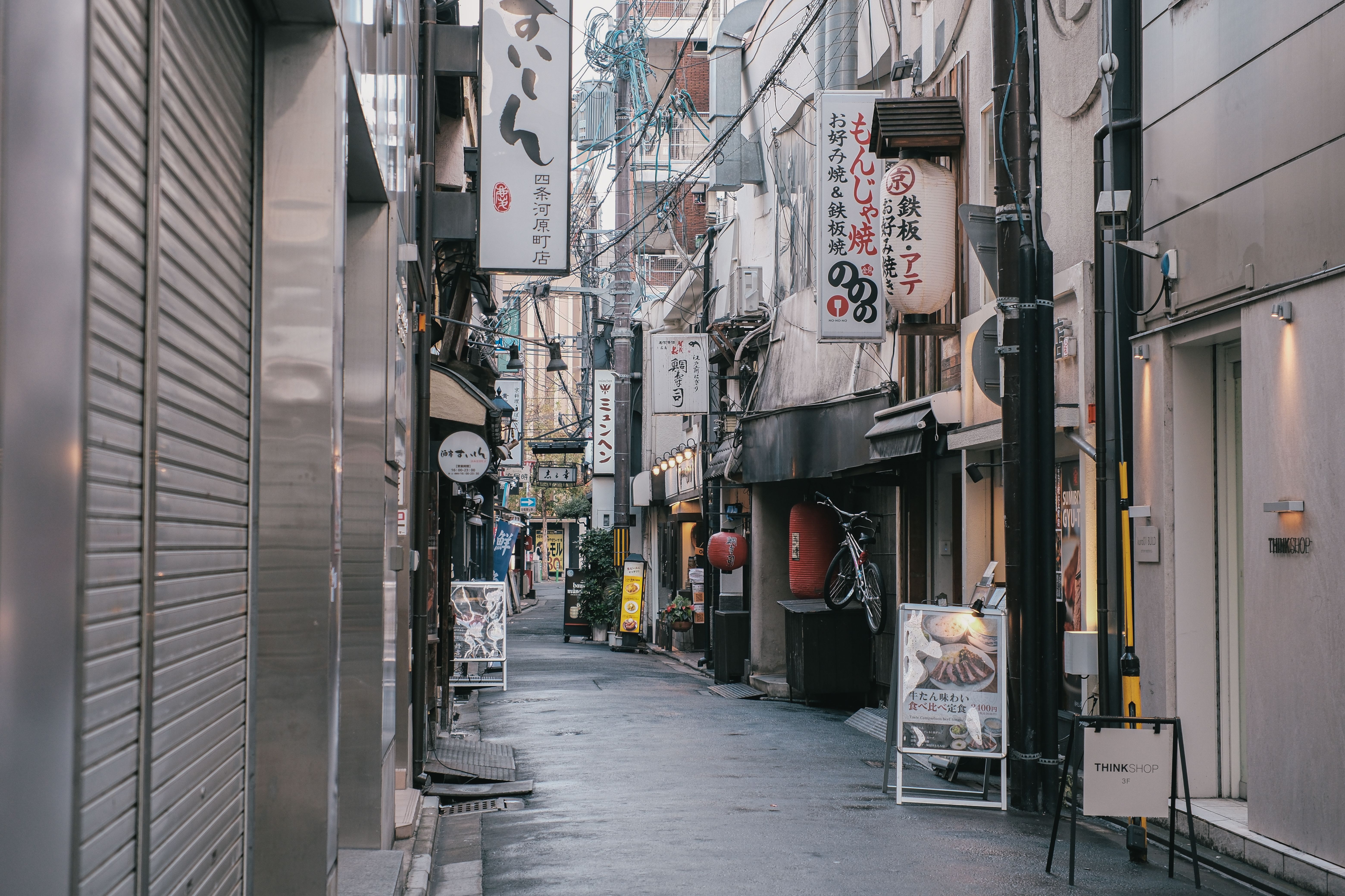 טוקיו: Capture of a quiet, narrow street in Tokyo, showcasing traditional Japanese architecture and vibrant signage.