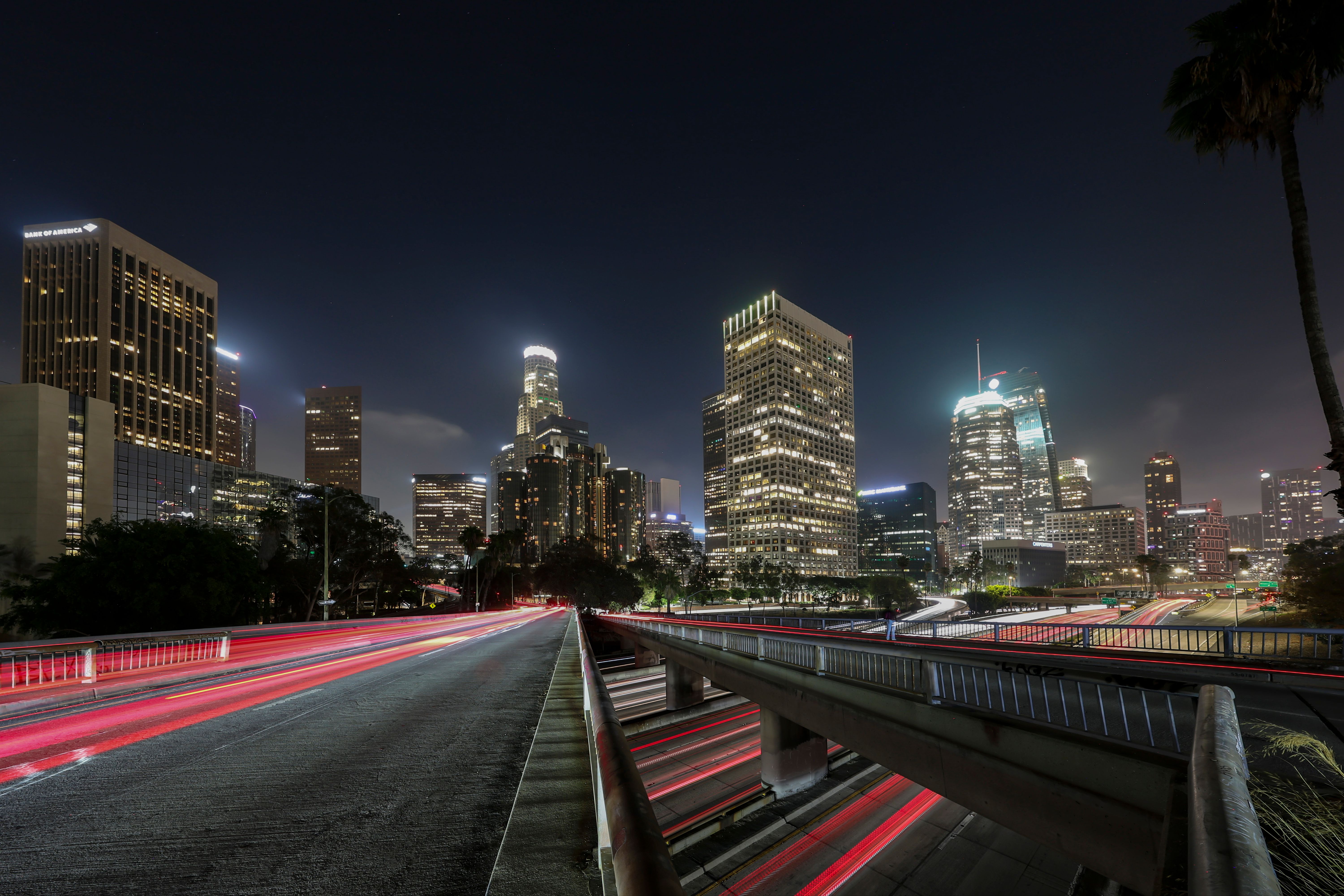 לוס אנג׳לס: Vibrant long exposure of Downtown Los Angeles skyscrapers at night, showcasing the city skyline.