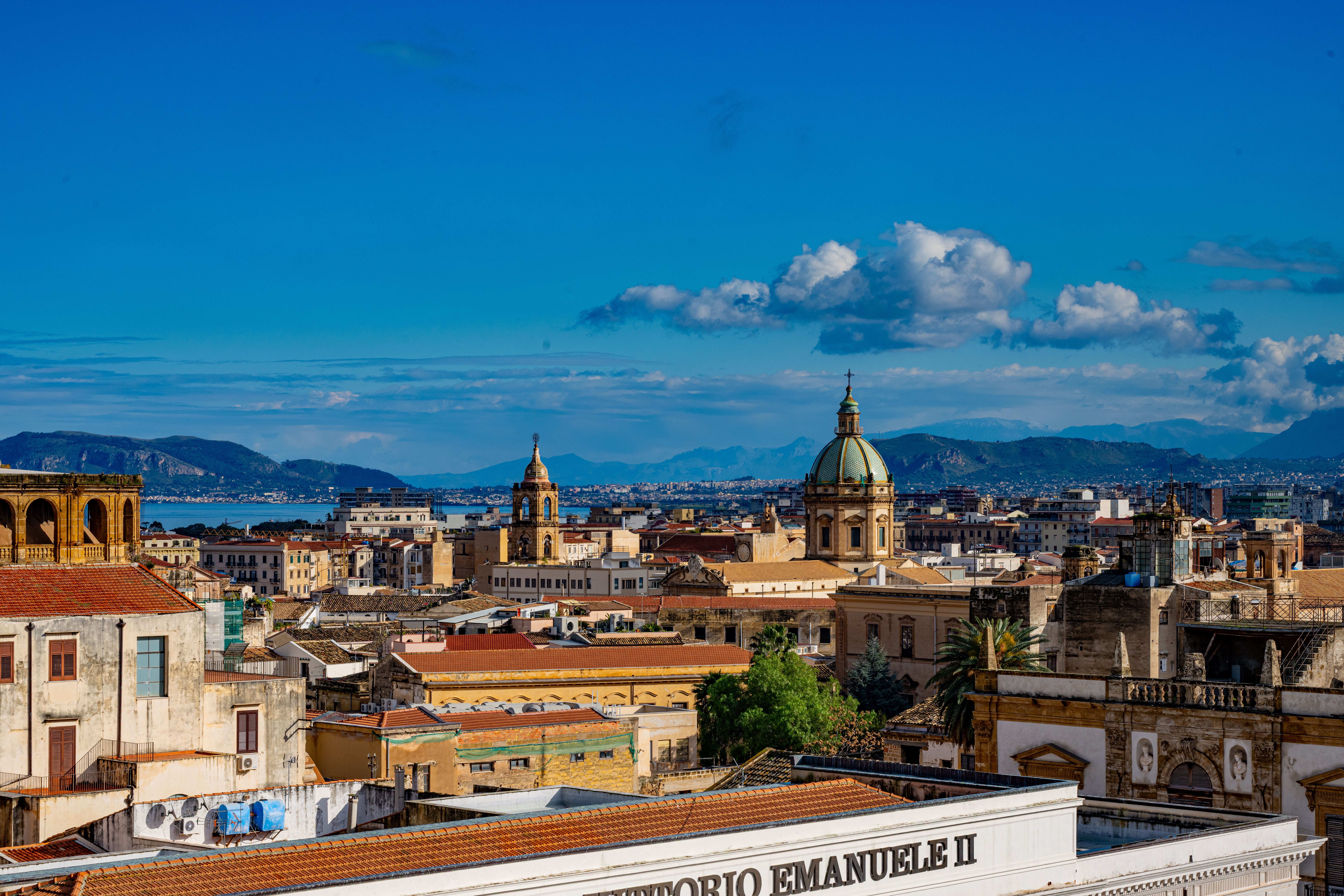 פלרמו: Discover the vibrant skyline of Palermo, Sicily capturing historic architecture beneath a bright blue sky.