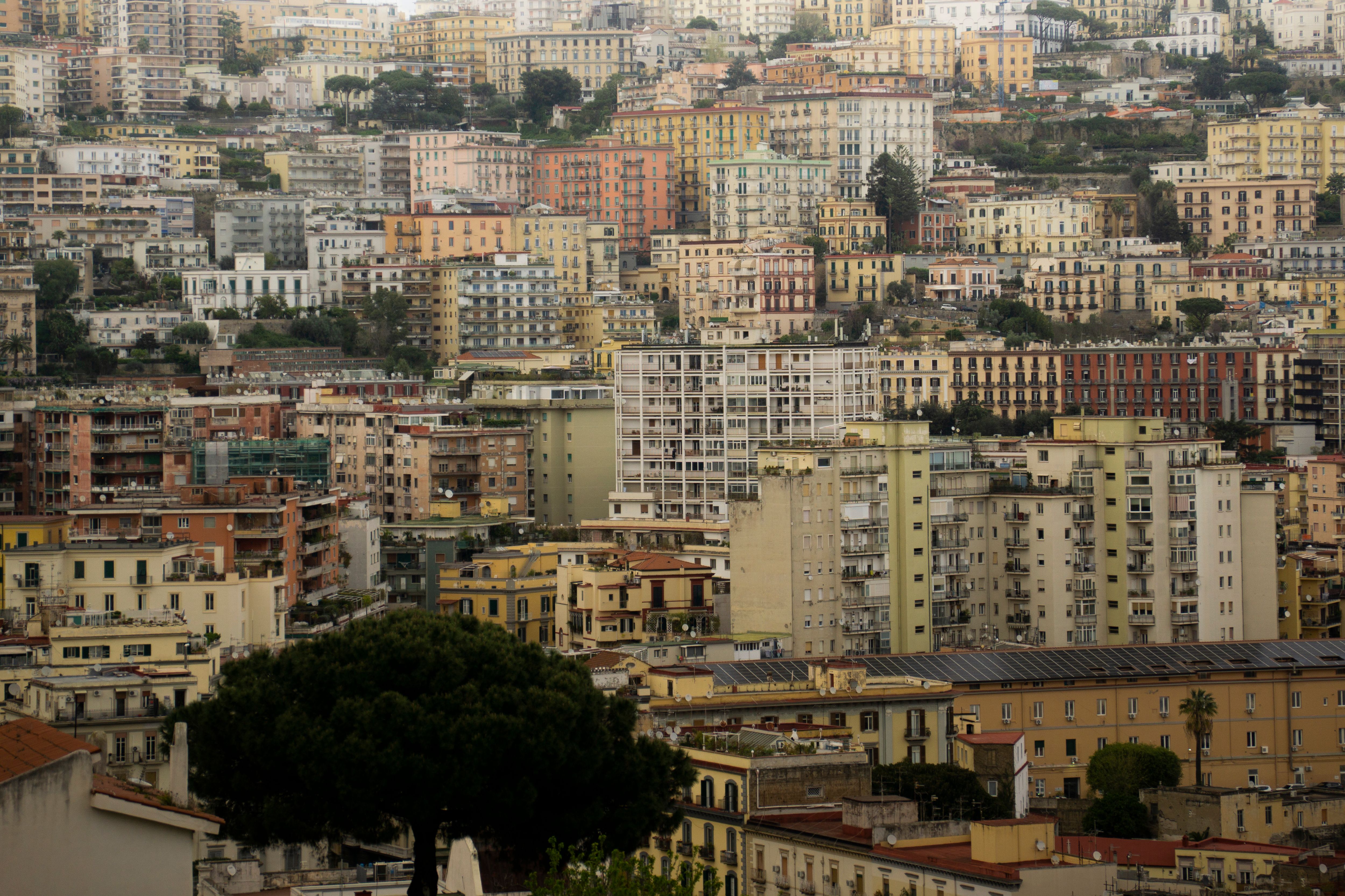 נאפולי: A vibrant aerial view of Naples's diverse architecture, capturing the city's essence.