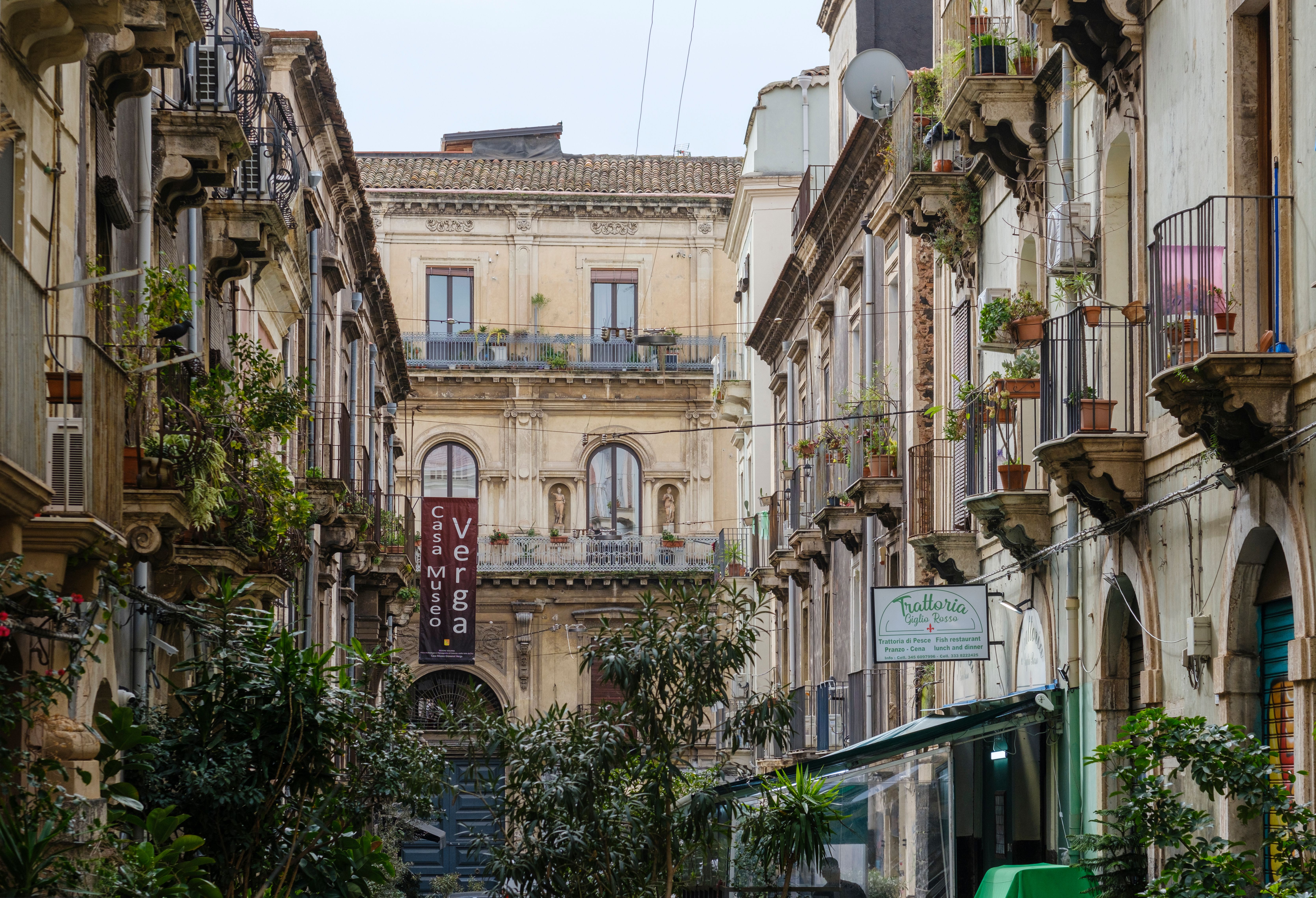 קטניה: Experience the architectural charm of a historic street in Catania, Sicily, Italy.