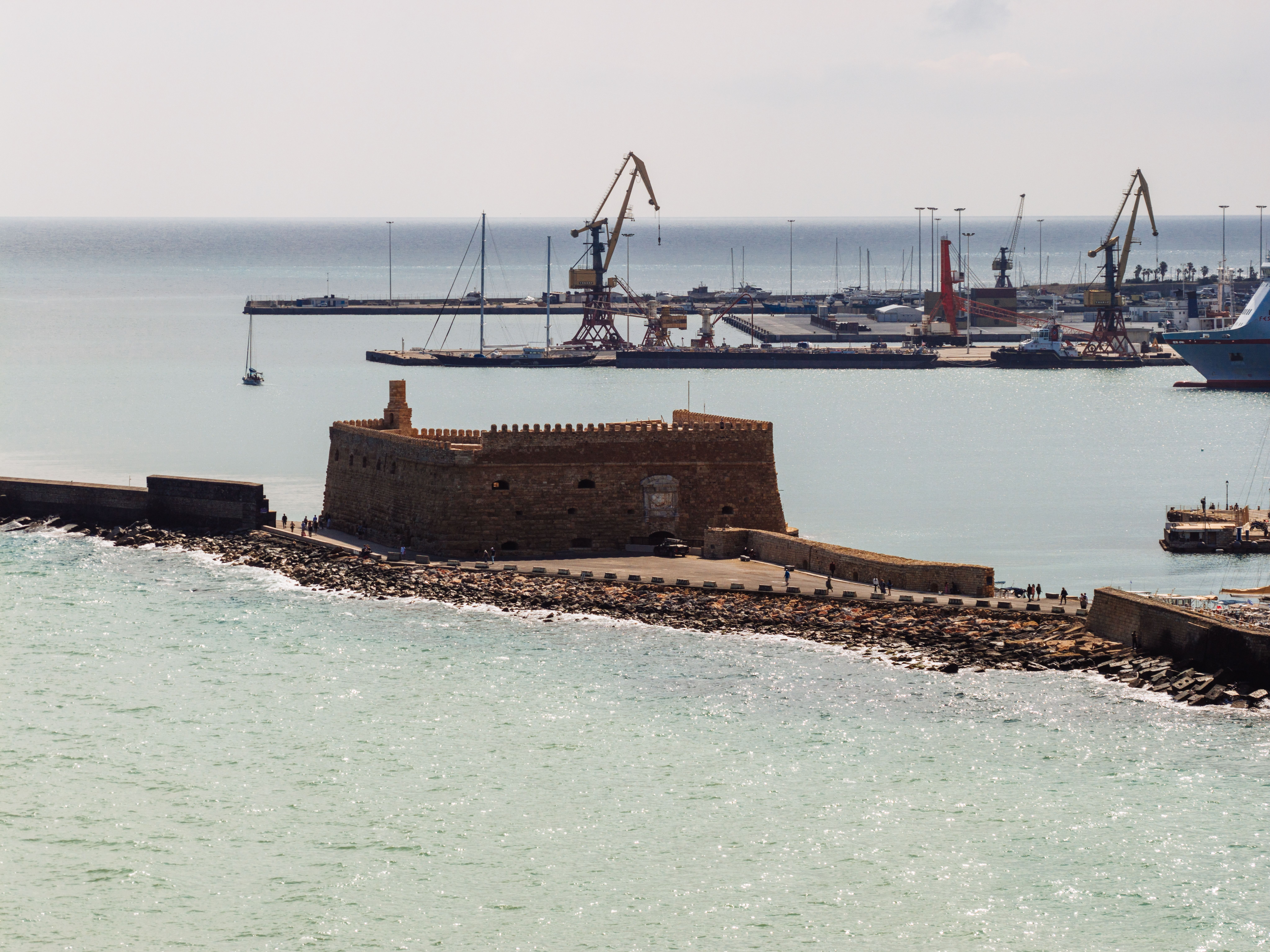 הרקליון: Aerial view of the historic Venetian Fort and harbor cranes in Heraklion, Crete, Greece.
