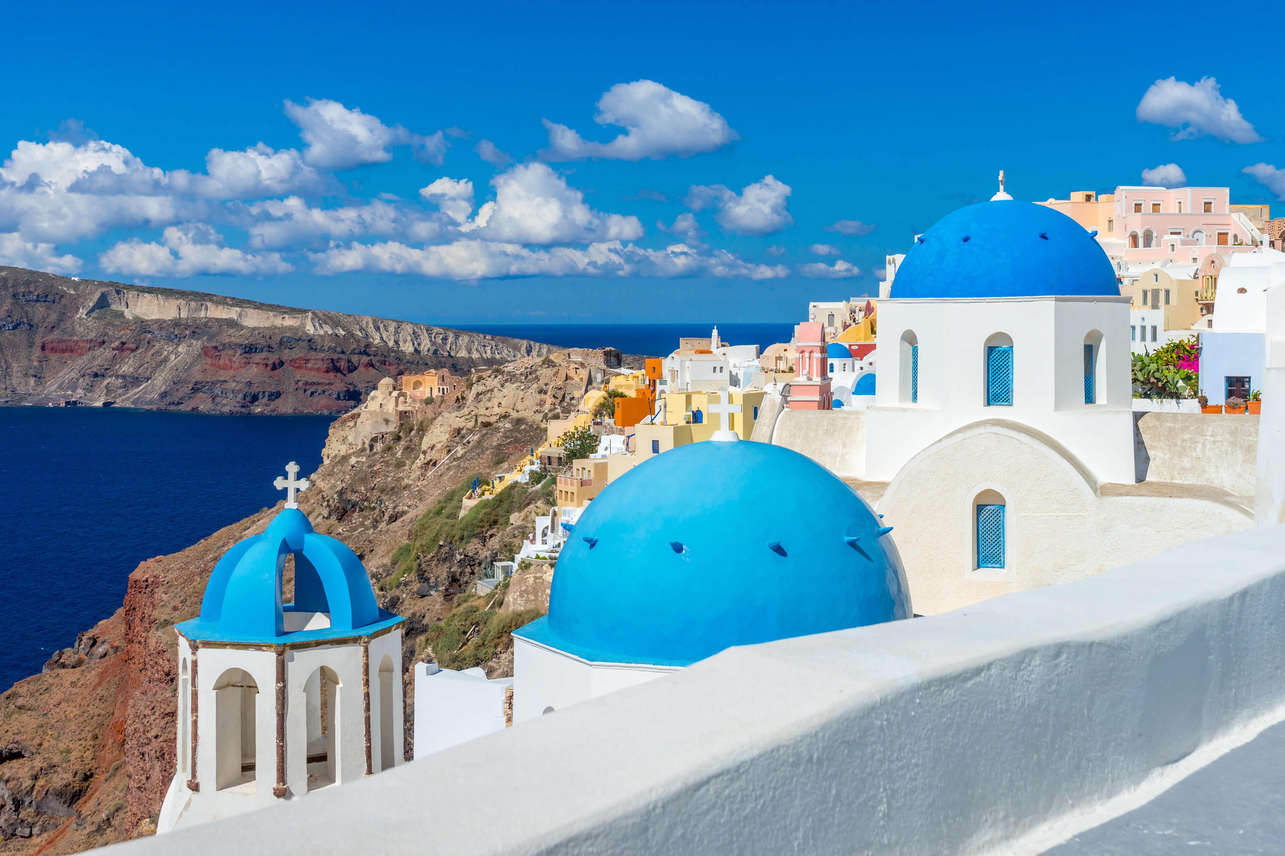 סנטוריני: Capture the breathtaking scenery of Santorini's unique architecture and vibrant blue domes under a clear summe