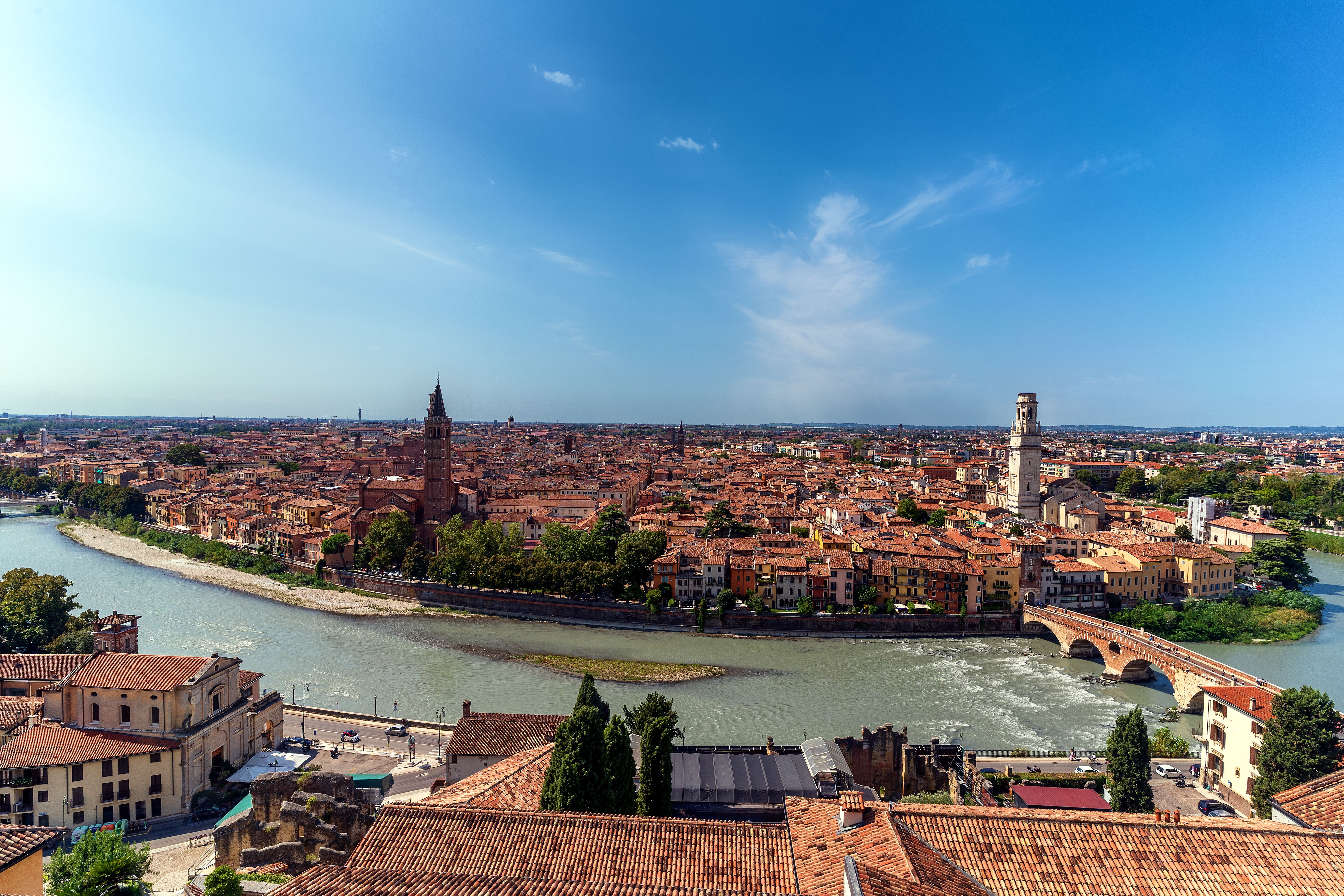 ורונה: Stunning aerial view of Verona cityscape, featuring the Adige River winding through historic architecture under a
