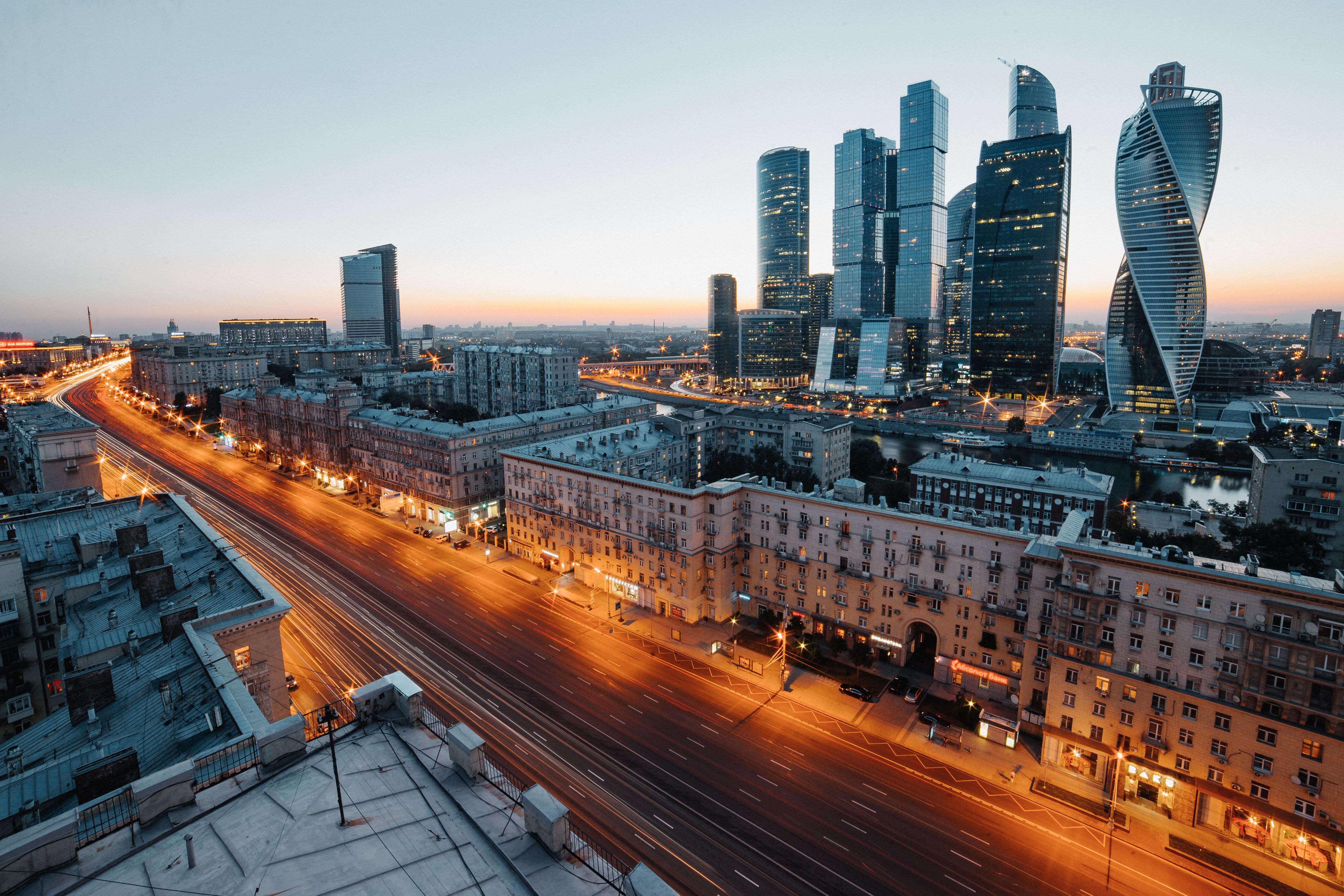 מוסקבה: Aerial view of Moscow's skyscrapers and urban skyline during twilight, showcasing modern architecture.
