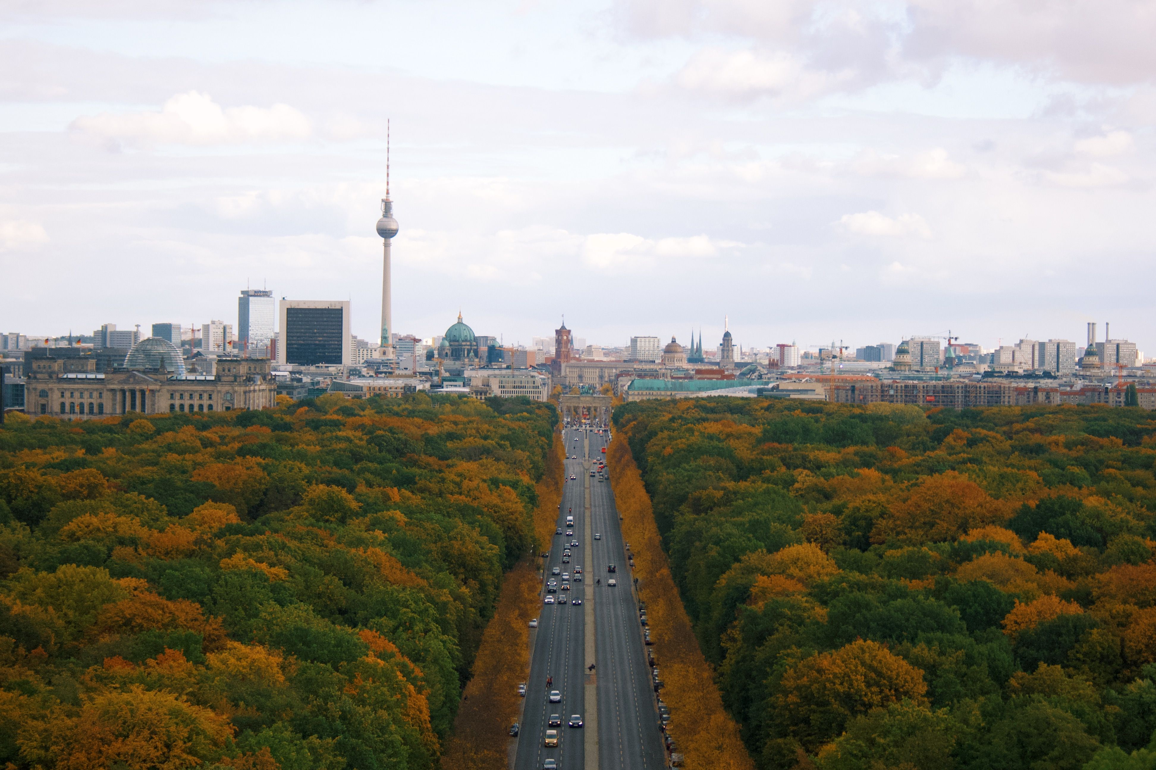 ברלין: Stunning autumn cityscape of Berlin with the Tiergarten and TV Tower in the background.